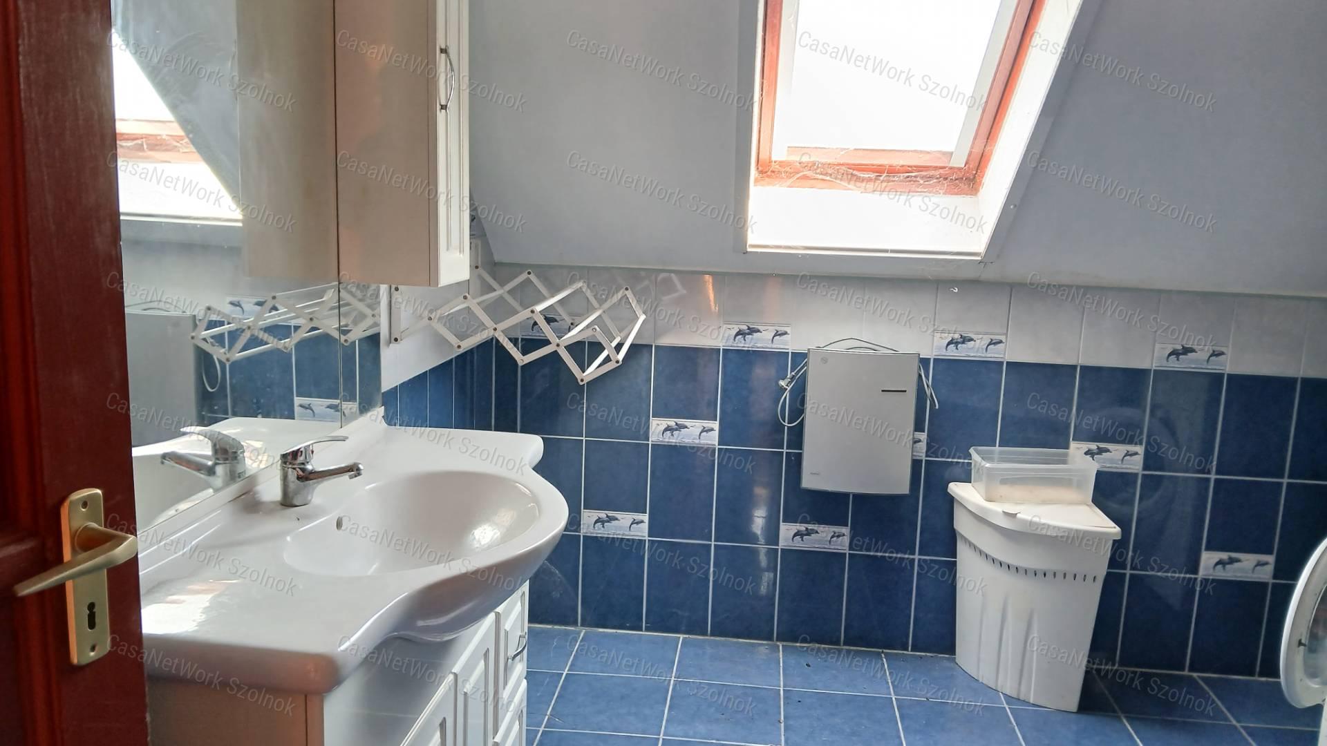 Eladó Kétpón egy 4 szobás 116m2-es tetőteres családi ház + csarnok