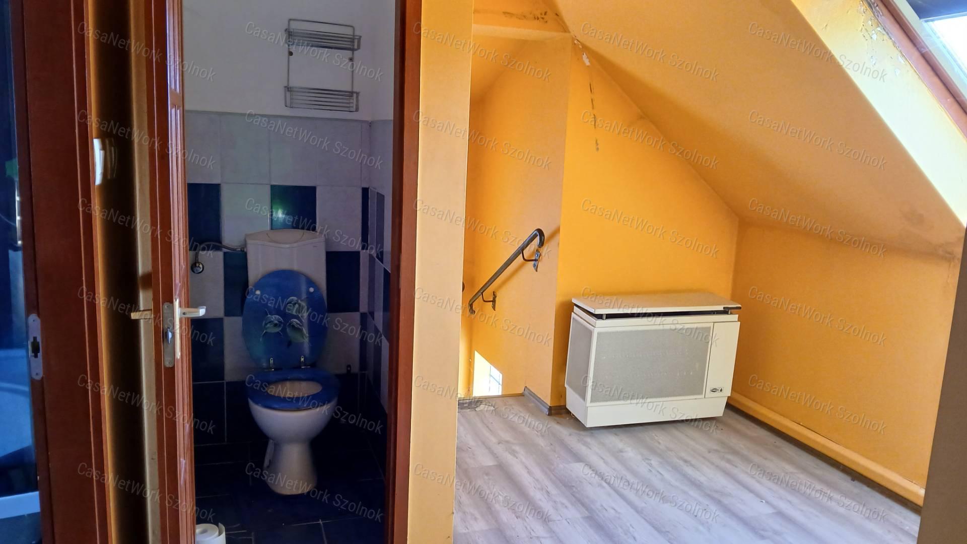 Eladó Kétpón egy 4 szobás 116m2-es tetőteres családi ház + csarnok