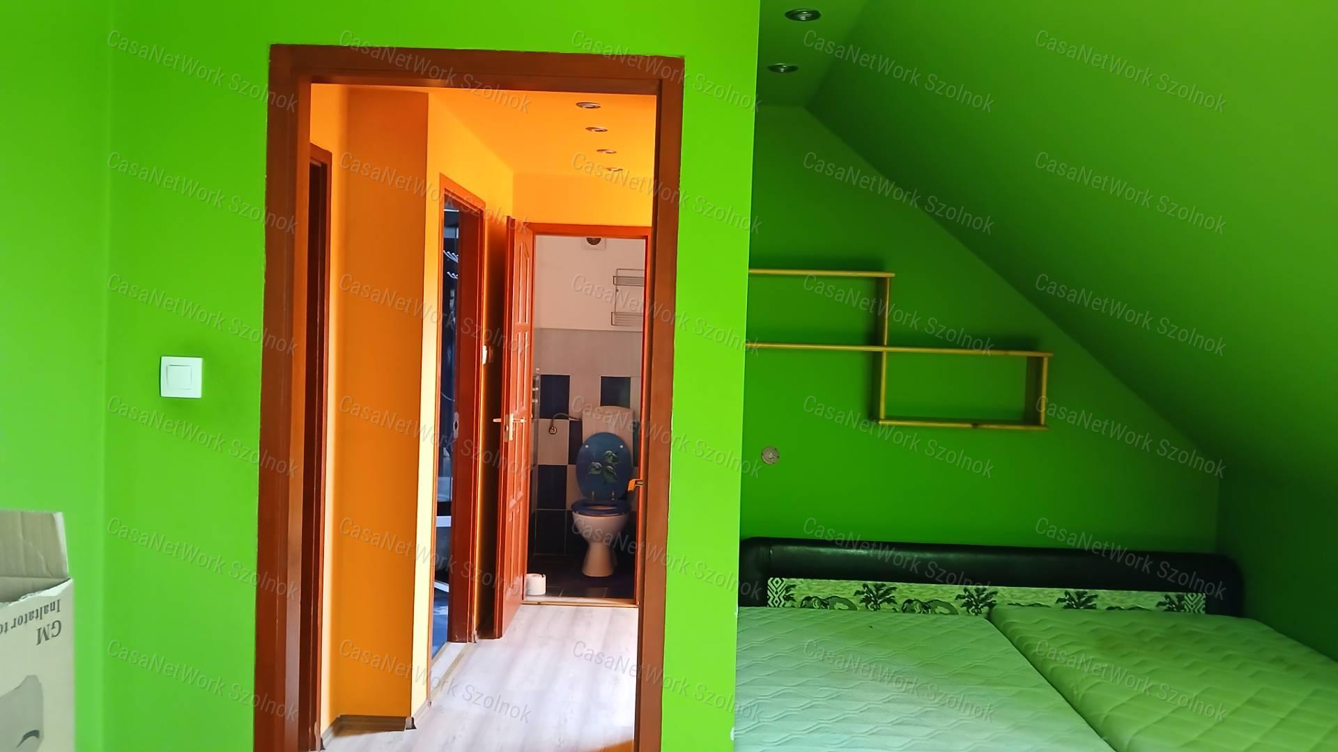 Eladó Kétpón egy 4 szobás 116m2-es tetőteres családi ház + csarnok