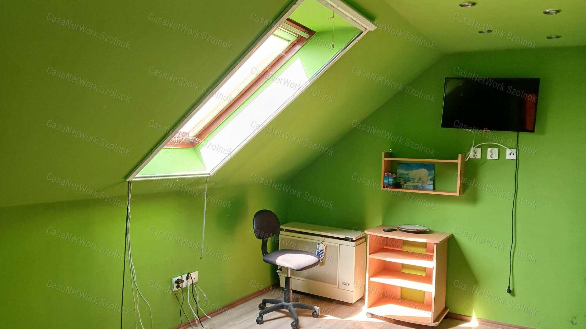 Eladó Kétpón egy 4 szobás 116m2-es tetőteres családi ház + csarnok