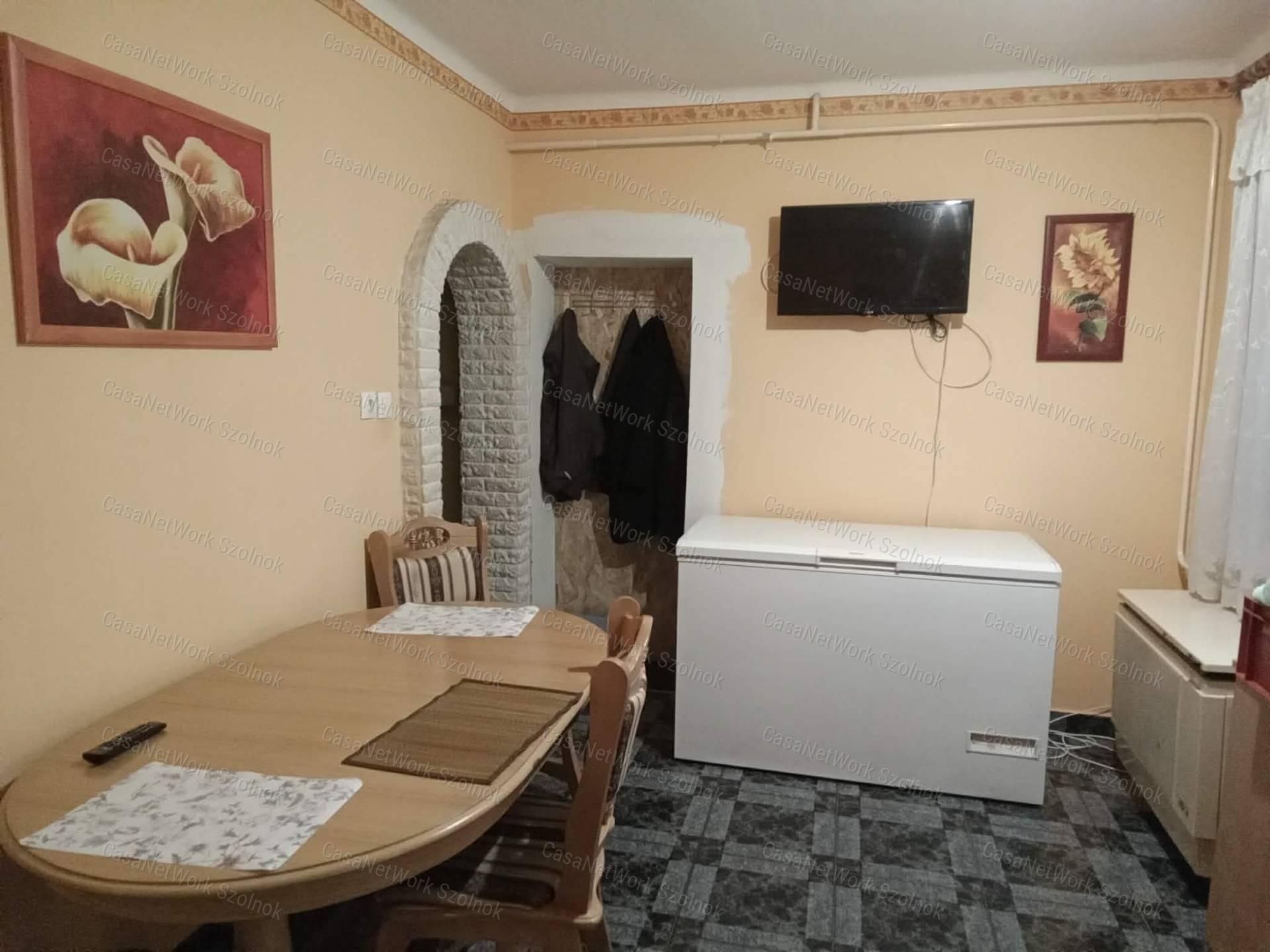 Eladó Kétpón egy 4 szobás 116m2-es tetőteres családi ház + csarnok