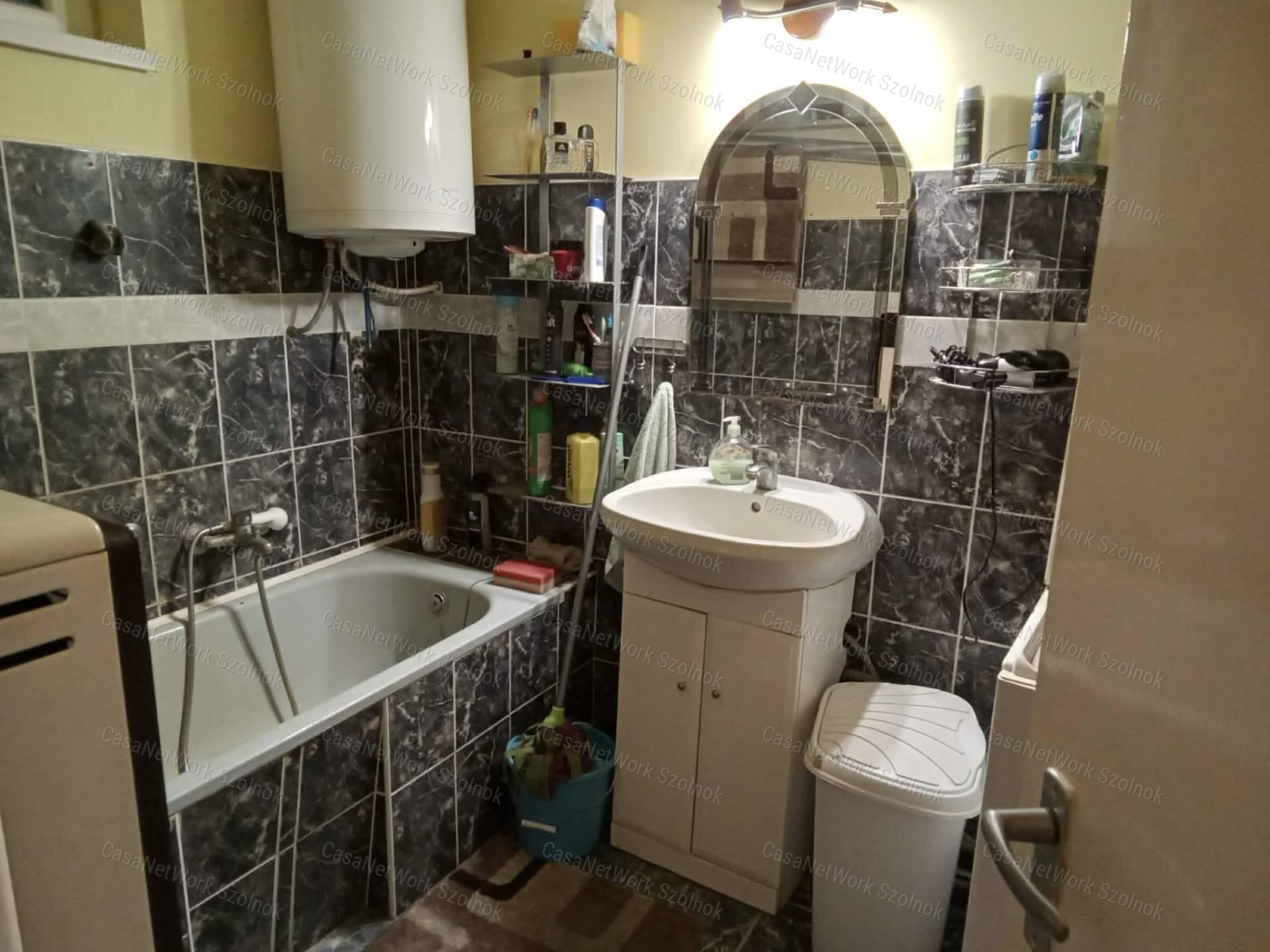 Eladó Kétpón egy 4 szobás 116m2-es tetőteres családi ház + csarnok