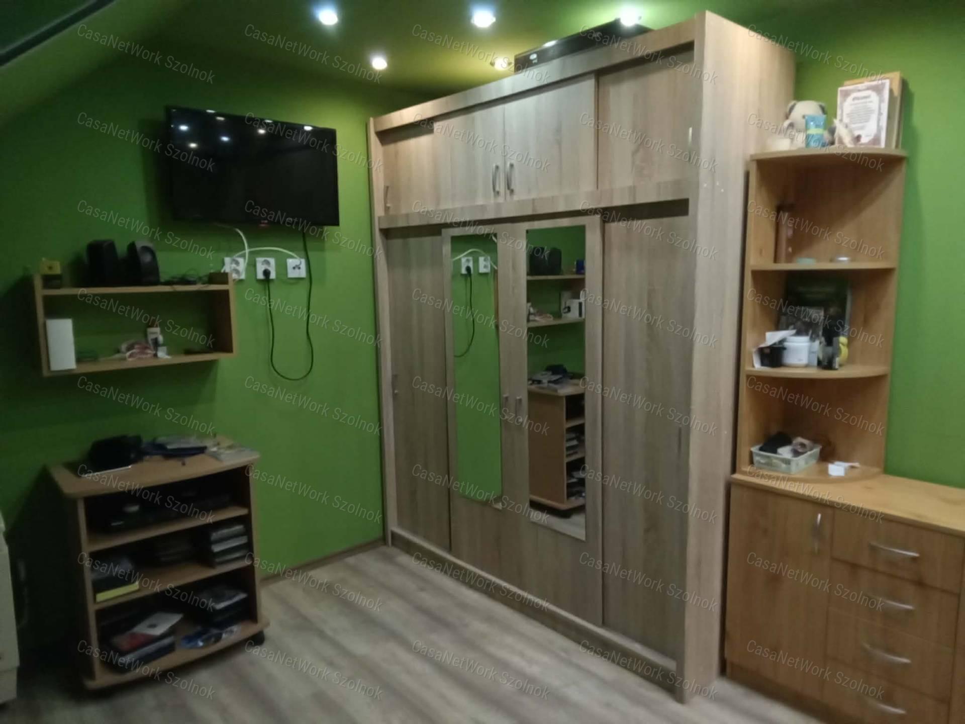 Eladó Kétpón egy 4 szobás 116m2-es tetőteres családi ház + csarnok