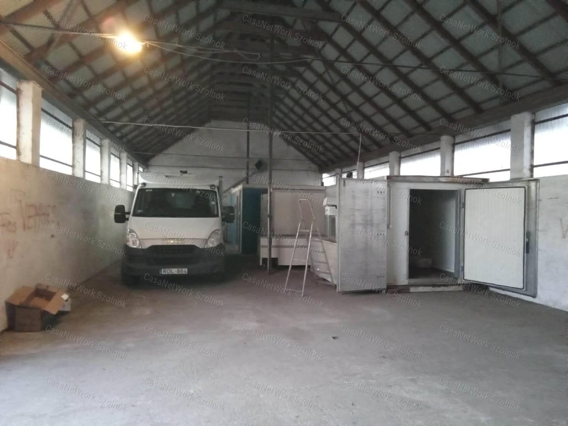 Eladó Kétpón egy 4 szobás 116m2-es tetőteres családi ház + csarnok