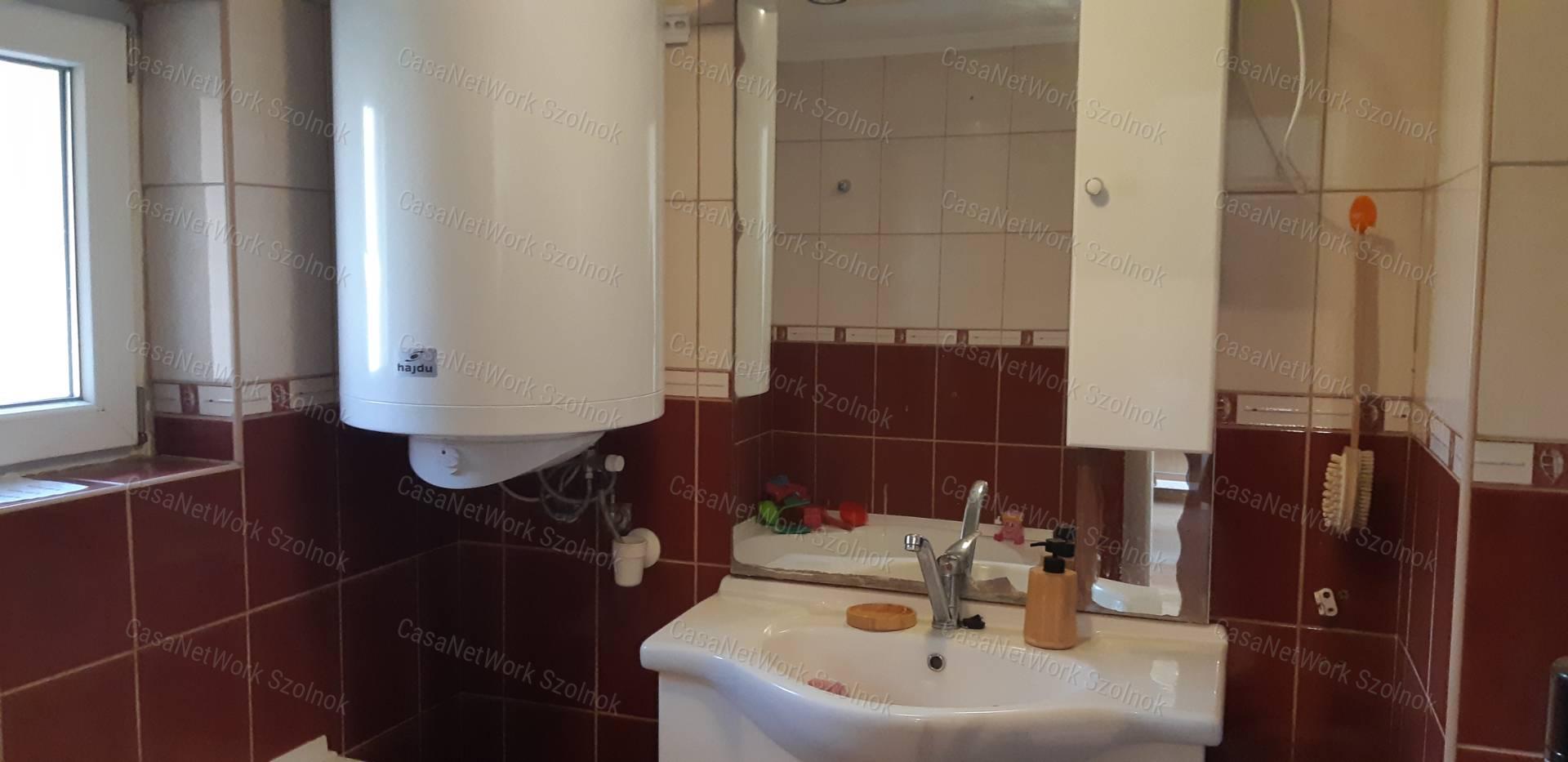 Martfűn az Ófaluban eladó kertes családi ház!