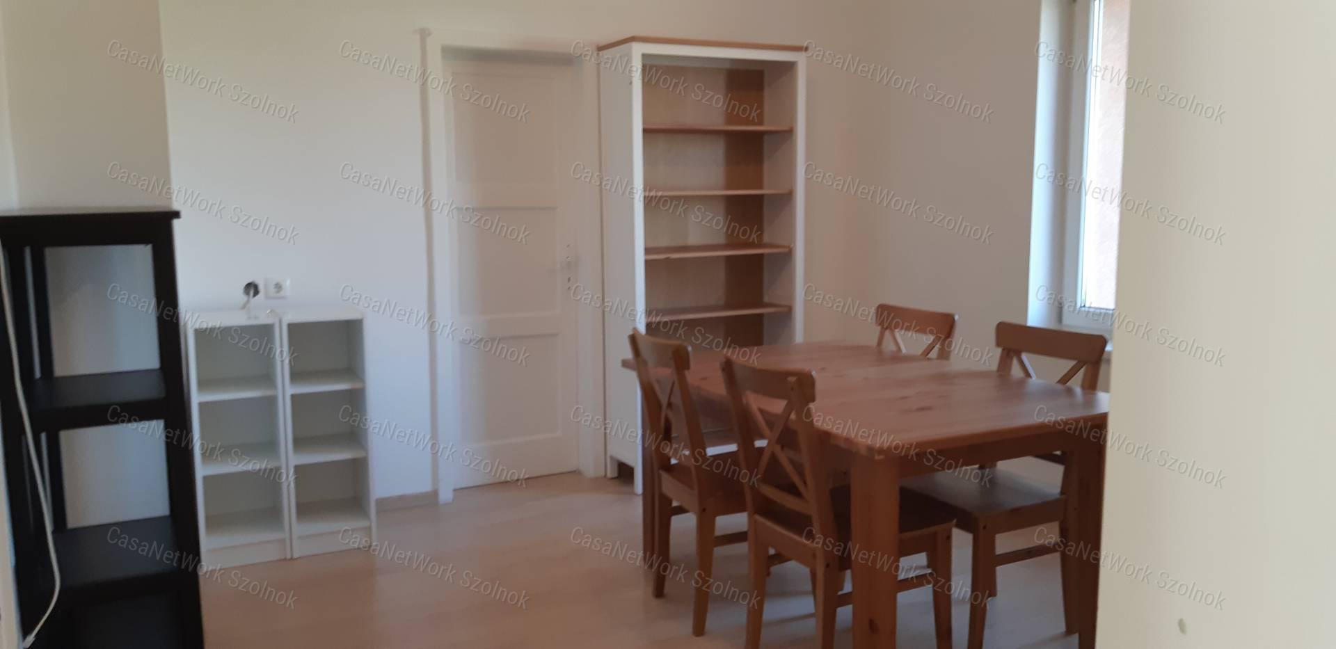 Martfűn az Ófaluban eladó kertes családi ház!