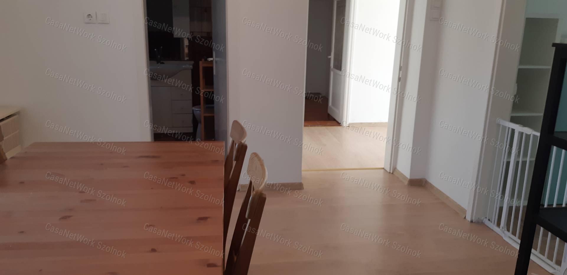 Martfűn az Ófaluban eladó kertes családi ház!
