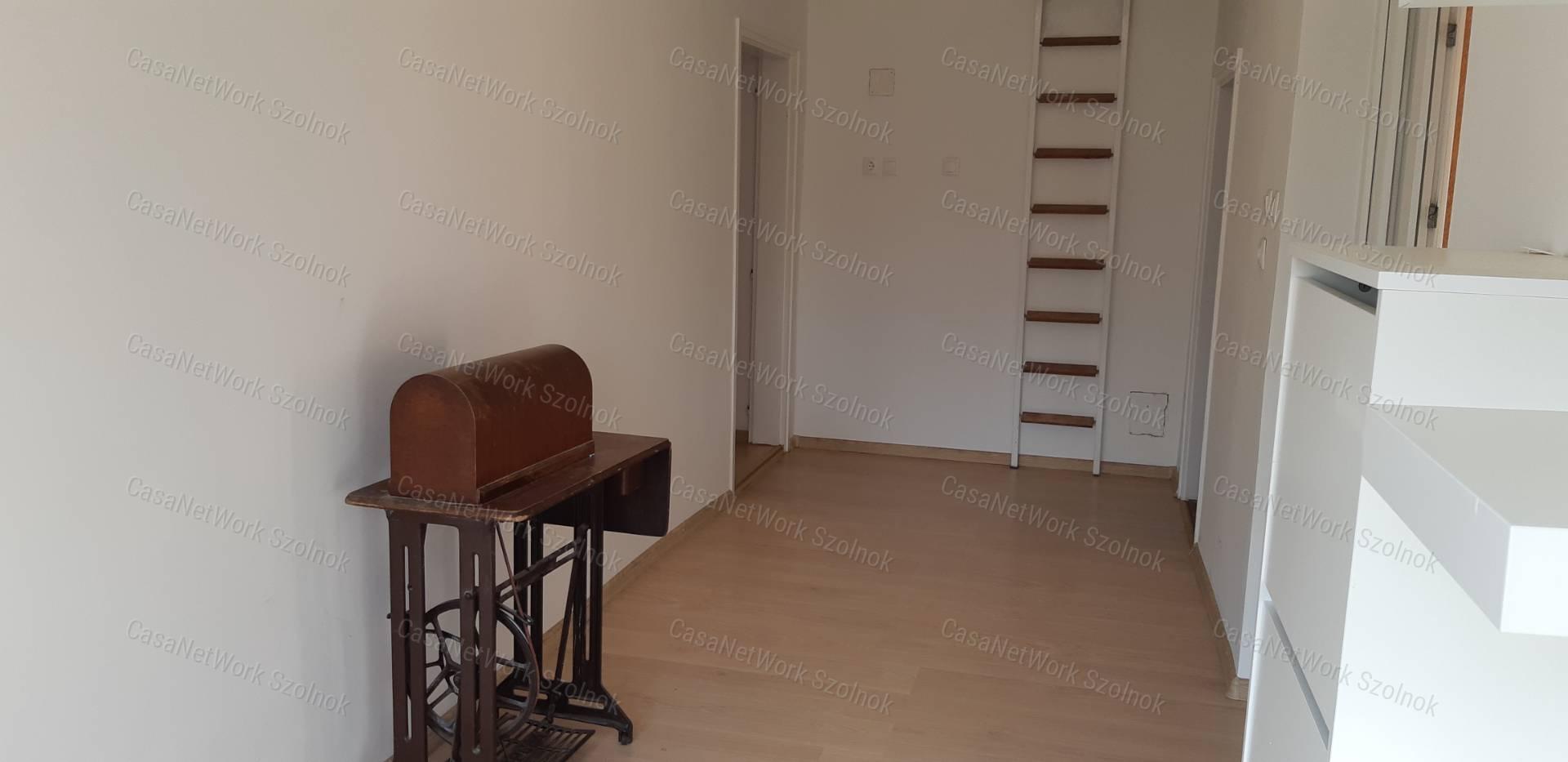Martfűn az Ófaluban eladó kertes családi ház!