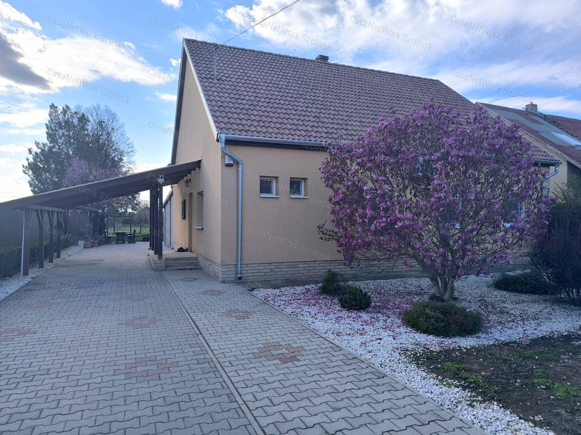 Szandaszőlősi felújított 90 m2-es családi ház eladó!