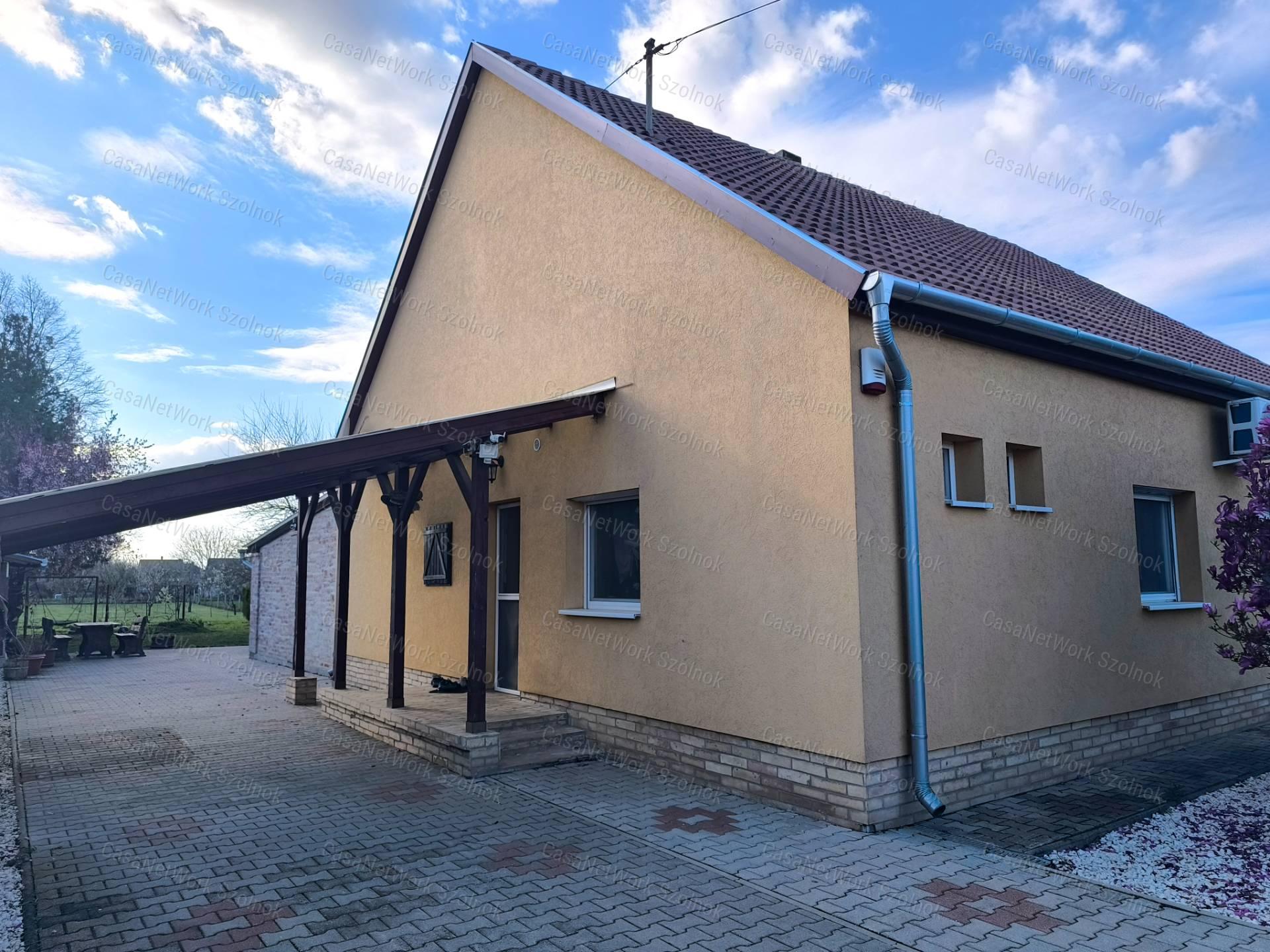 Szandaszőlősi felújított 90 m2-es családi ház eladó!