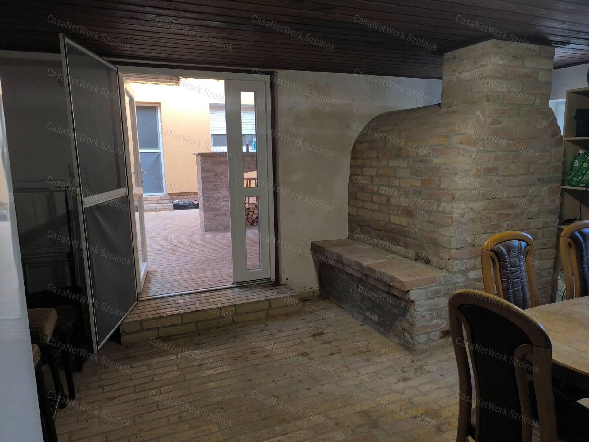 Szandaszőlősi felújított 90 m2-es családi ház eladó!