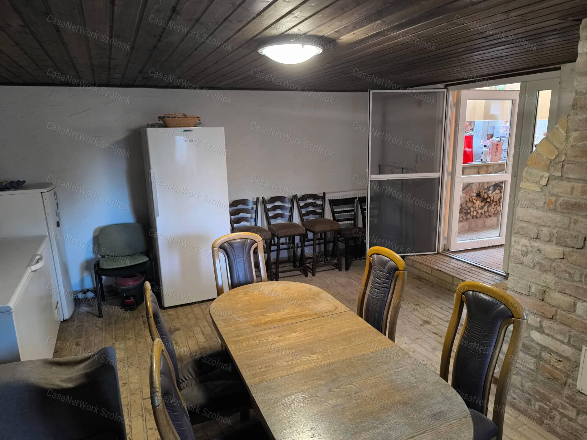 Szandaszőlősi felújított 90 m2-es családi ház eladó!