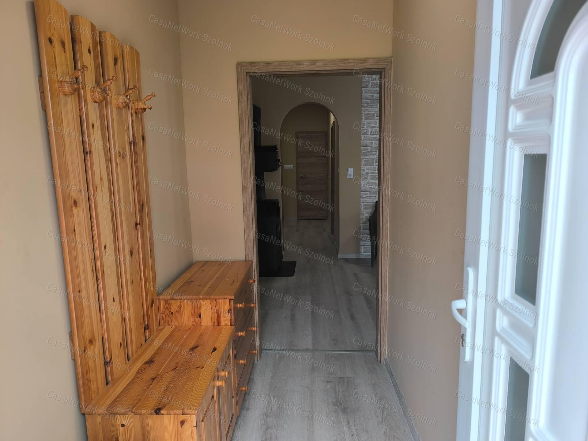 Szandaszőlősi felújított 90 m2-es családi ház eladó!