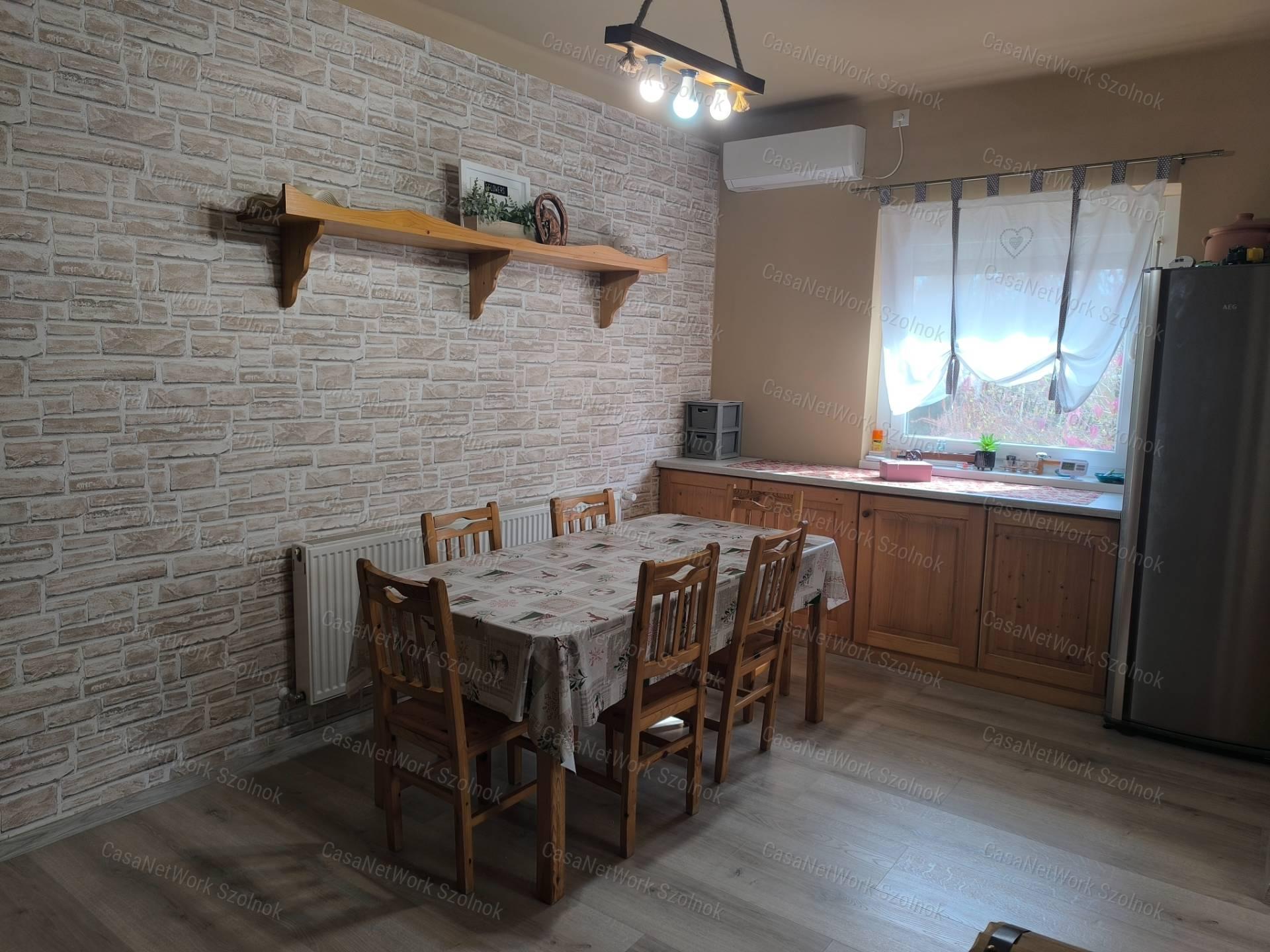 Szandaszőlősi felújított 90 m2-es családi ház eladó!