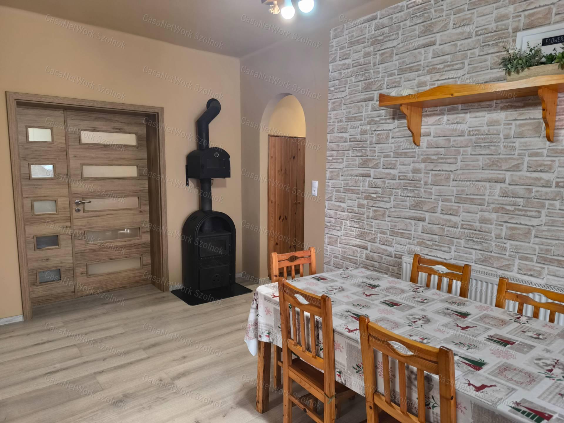 Szandaszőlősi felújított 90 m2-es családi ház eladó!