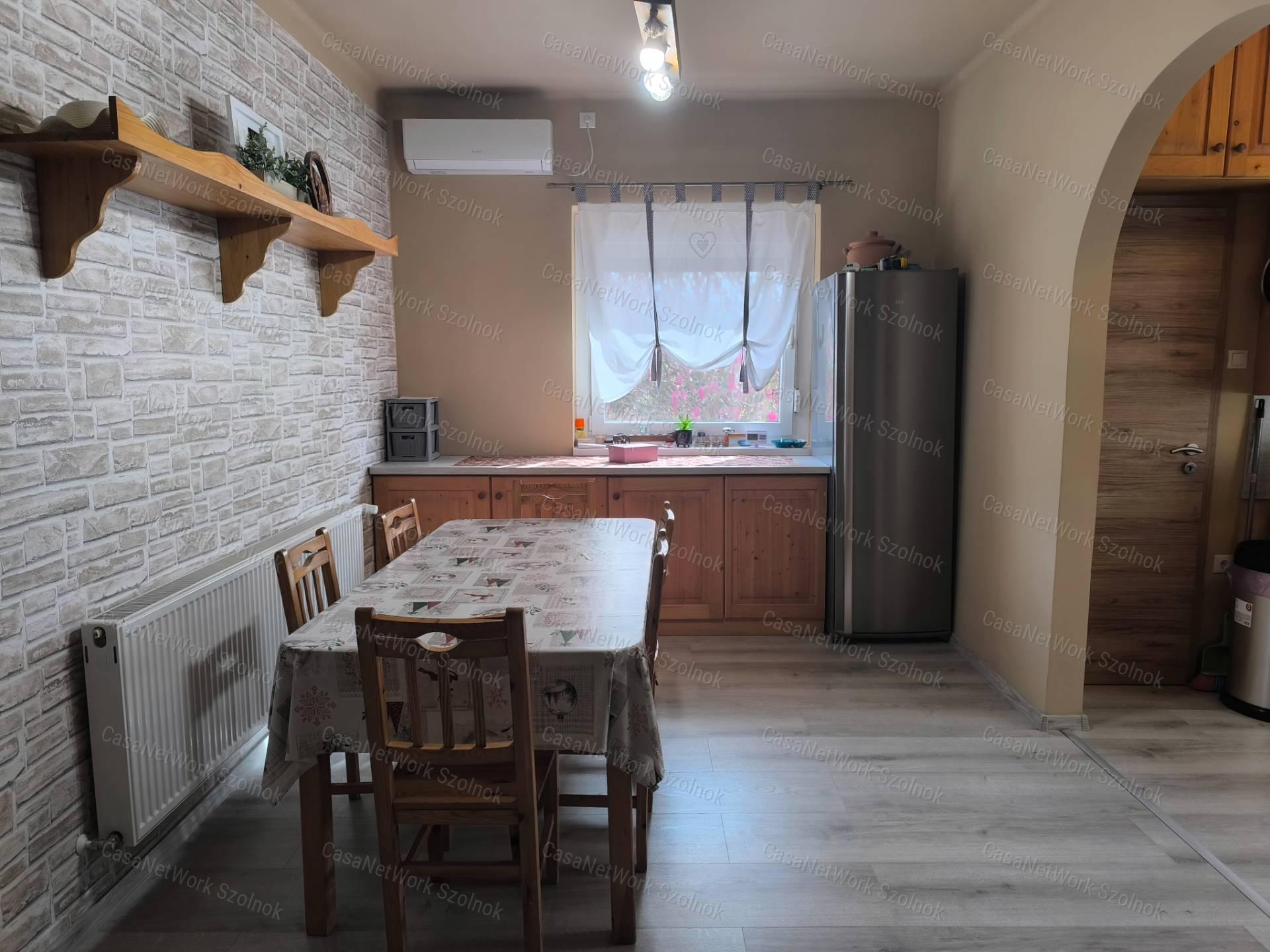 Szandaszőlősi felújított 90 m2-es családi ház eladó!