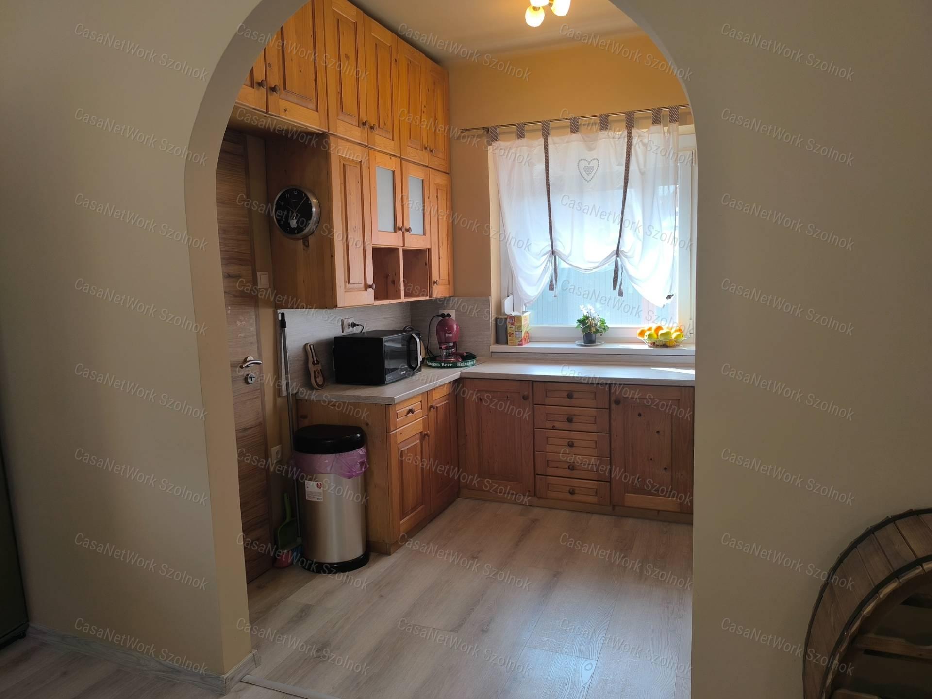 Szandaszőlősi felújított 90 m2-es családi ház eladó!