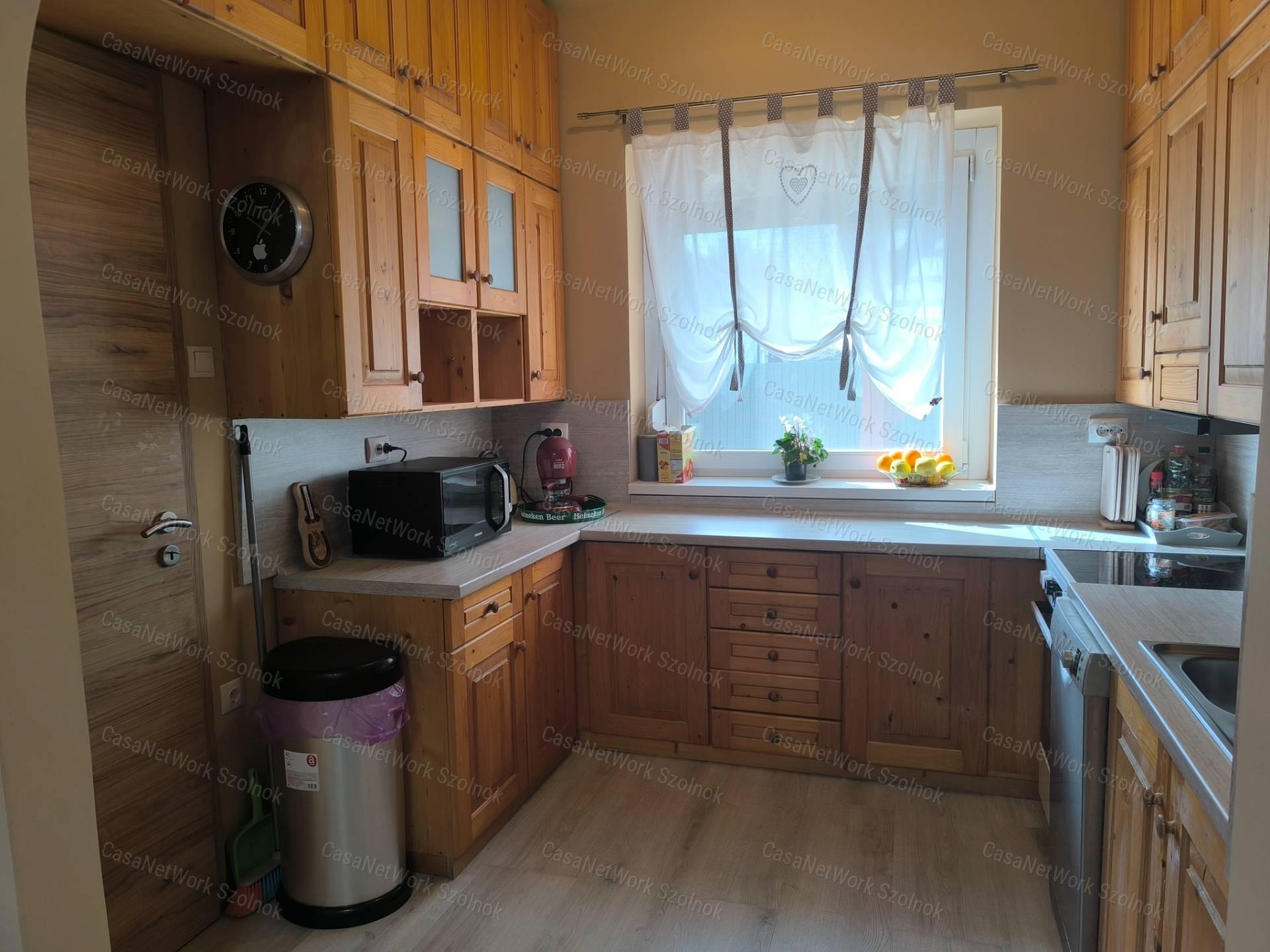 Szandaszőlősi felújított 90 m2-es családi ház eladó!