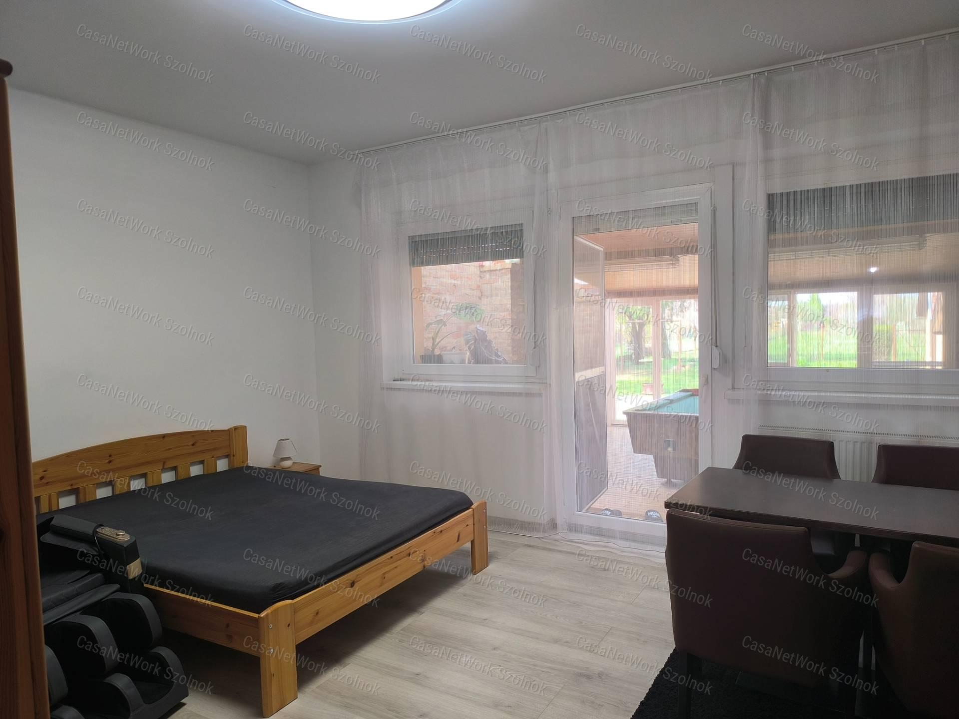 Szandaszőlősi felújított 90 m2-es családi ház eladó!