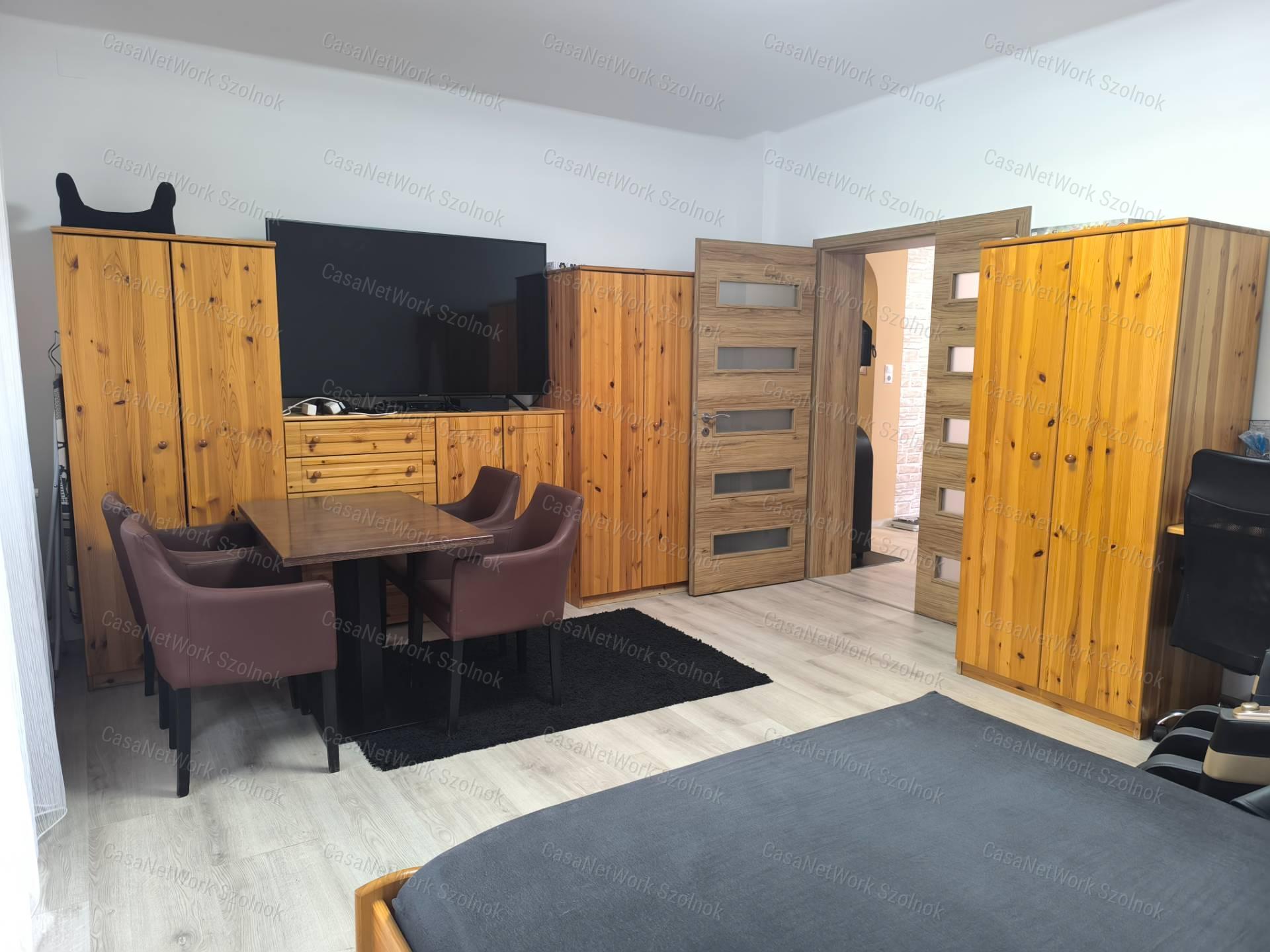 Szandaszőlősi felújított 90 m2-es családi ház eladó!