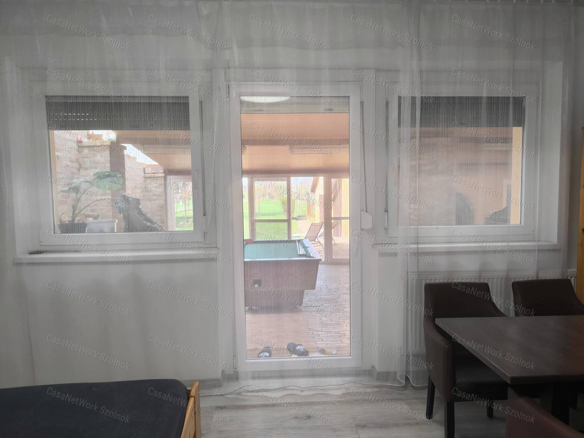 Szandaszőlősi felújított 90 m2-es családi ház eladó!