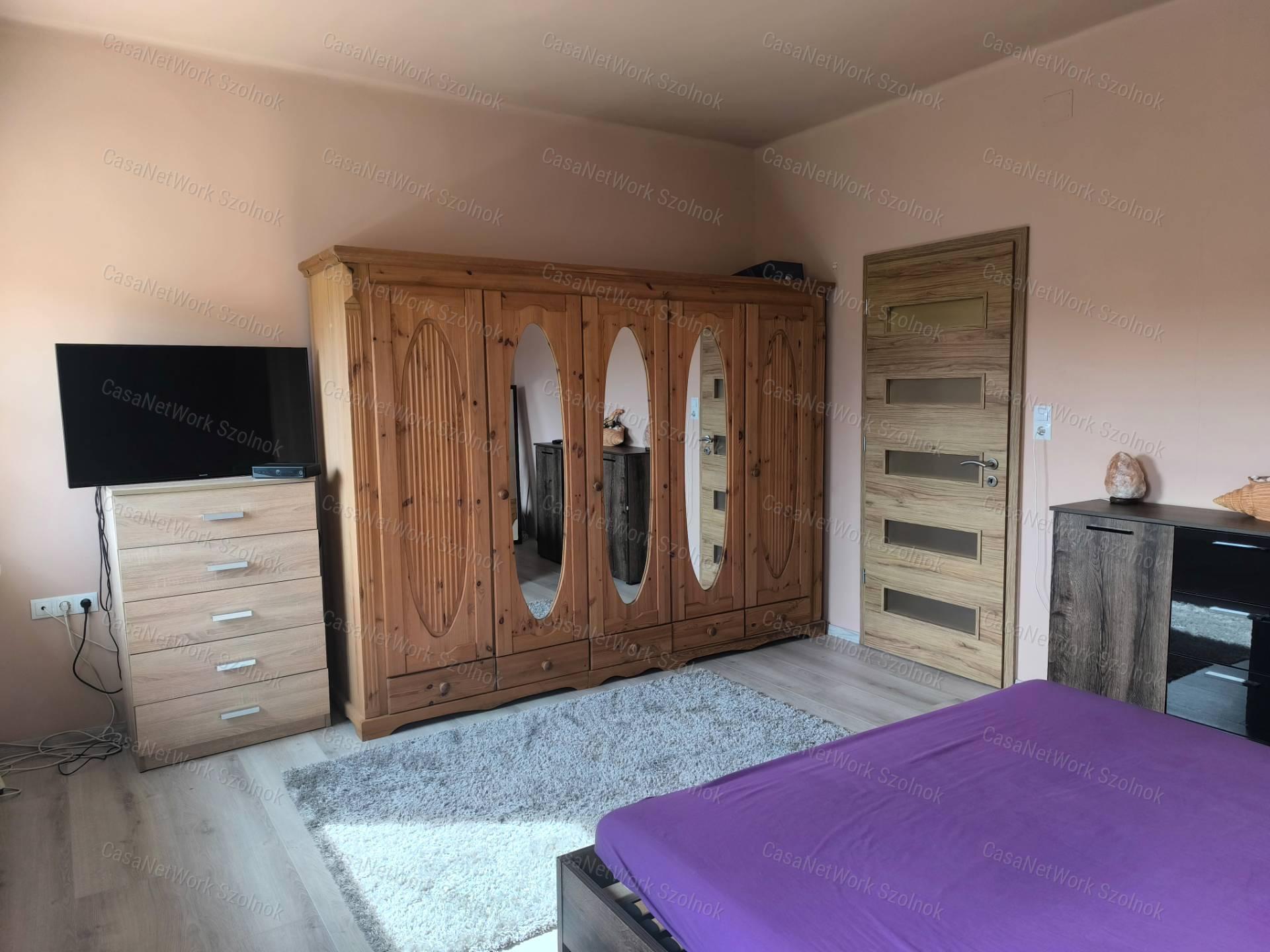 Szandaszőlősi felújított 90 m2-es családi ház eladó!