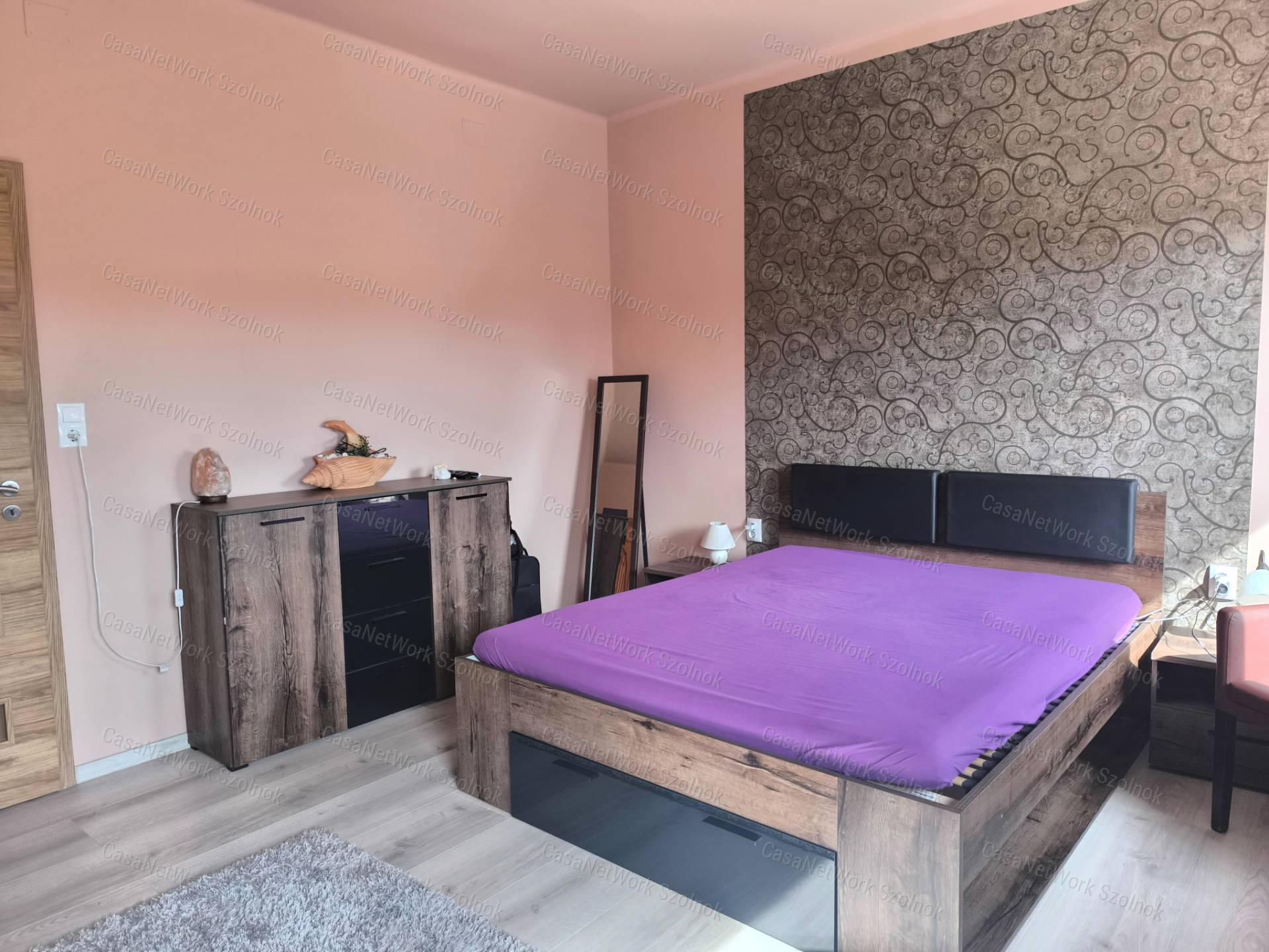 Szandaszőlősi felújított 90 m2-es családi ház eladó!