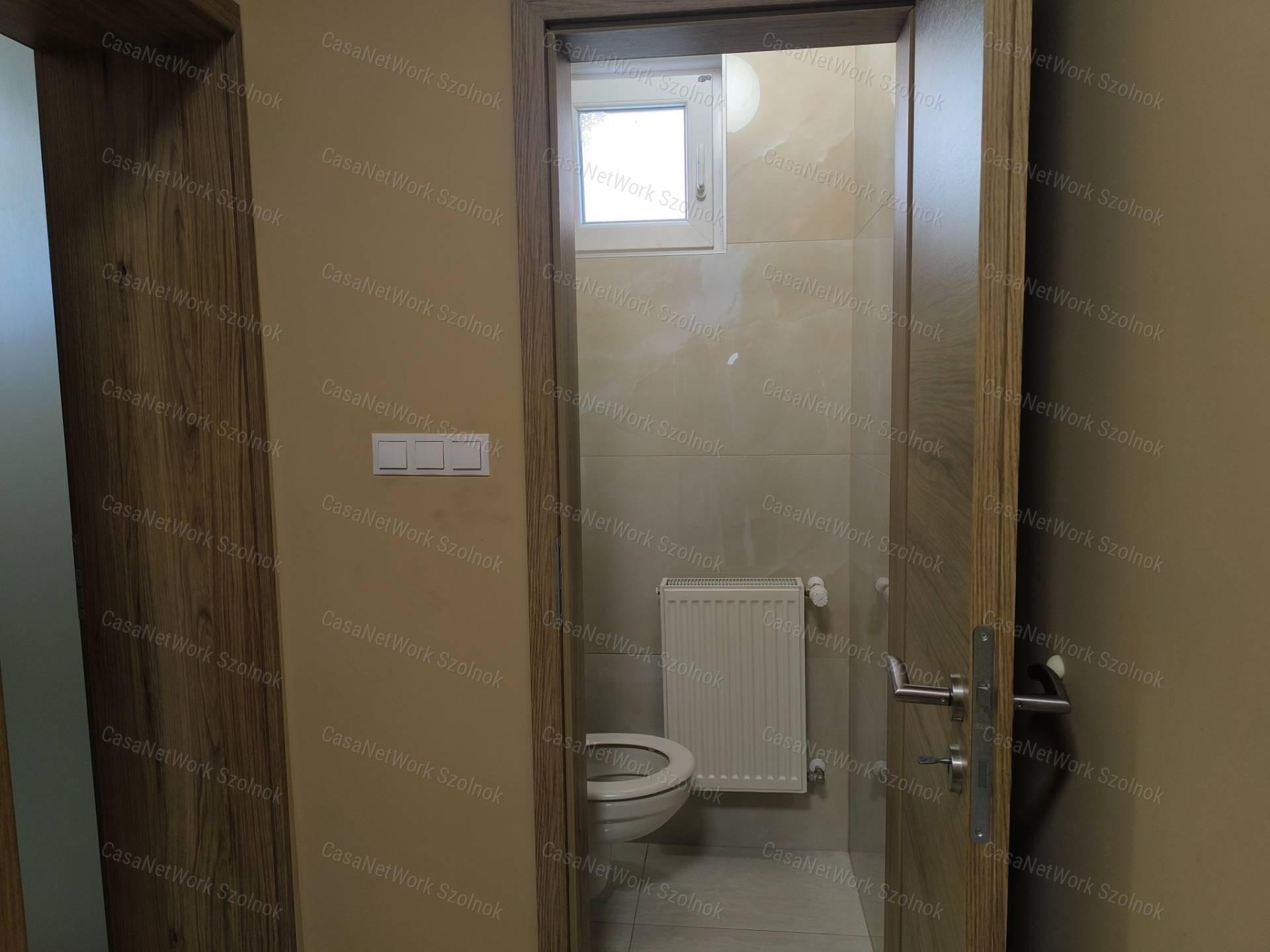 Szandaszőlősi felújított 90 m2-es családi ház eladó!