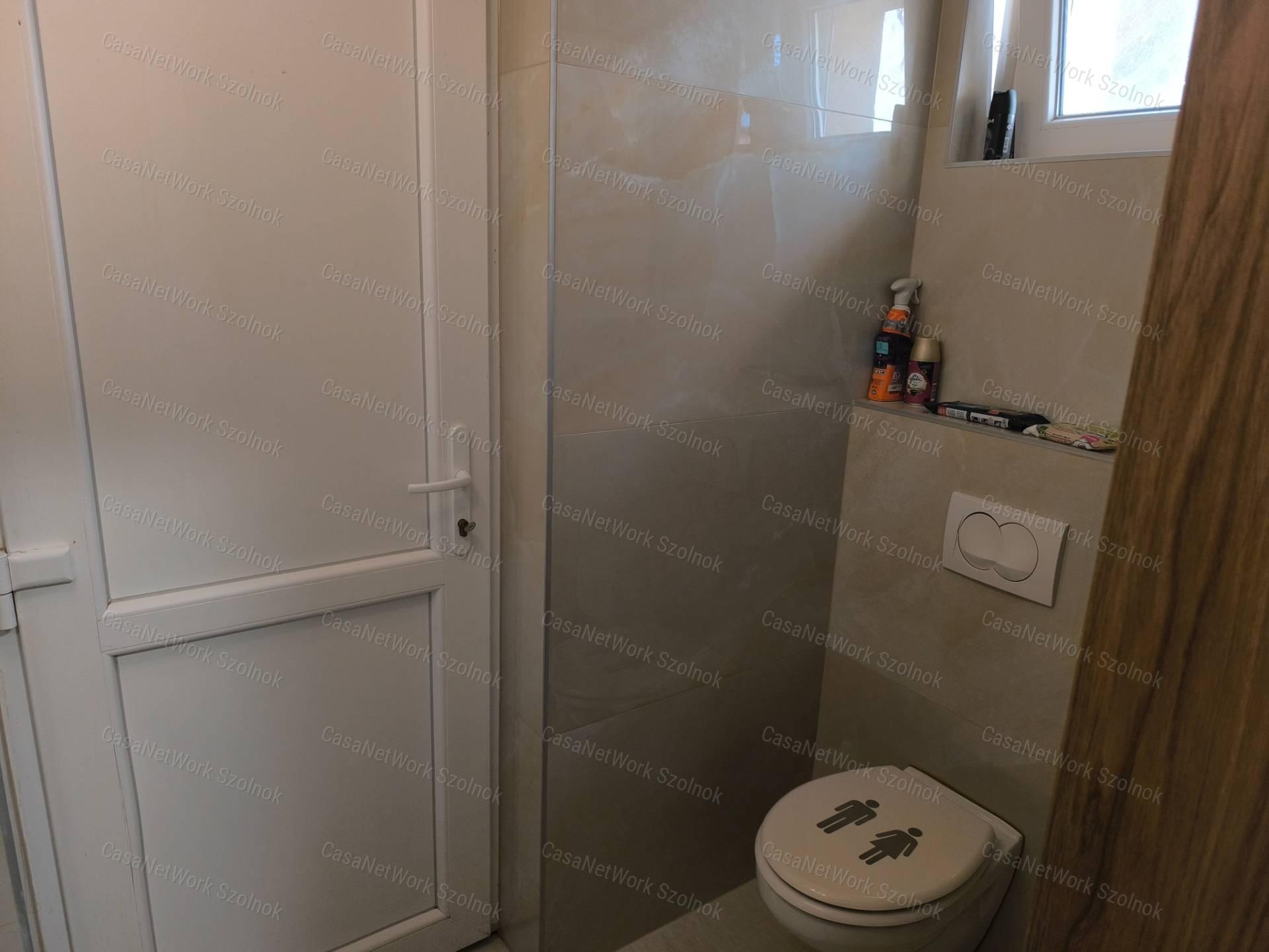 Szandaszőlősi felújított 90 m2-es családi ház eladó!