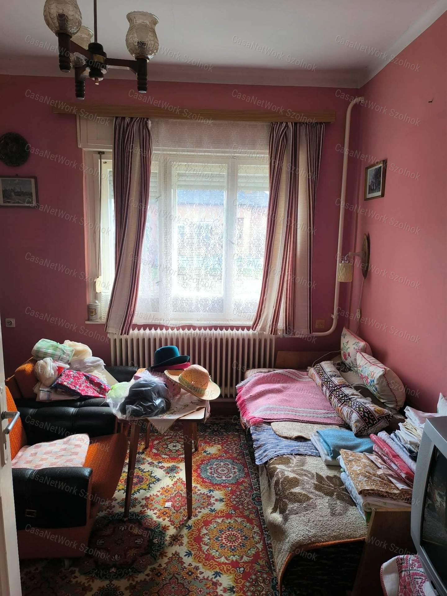 Eladó Tiszaföldvár kedvelt részén egy nagy családi ház kis portával