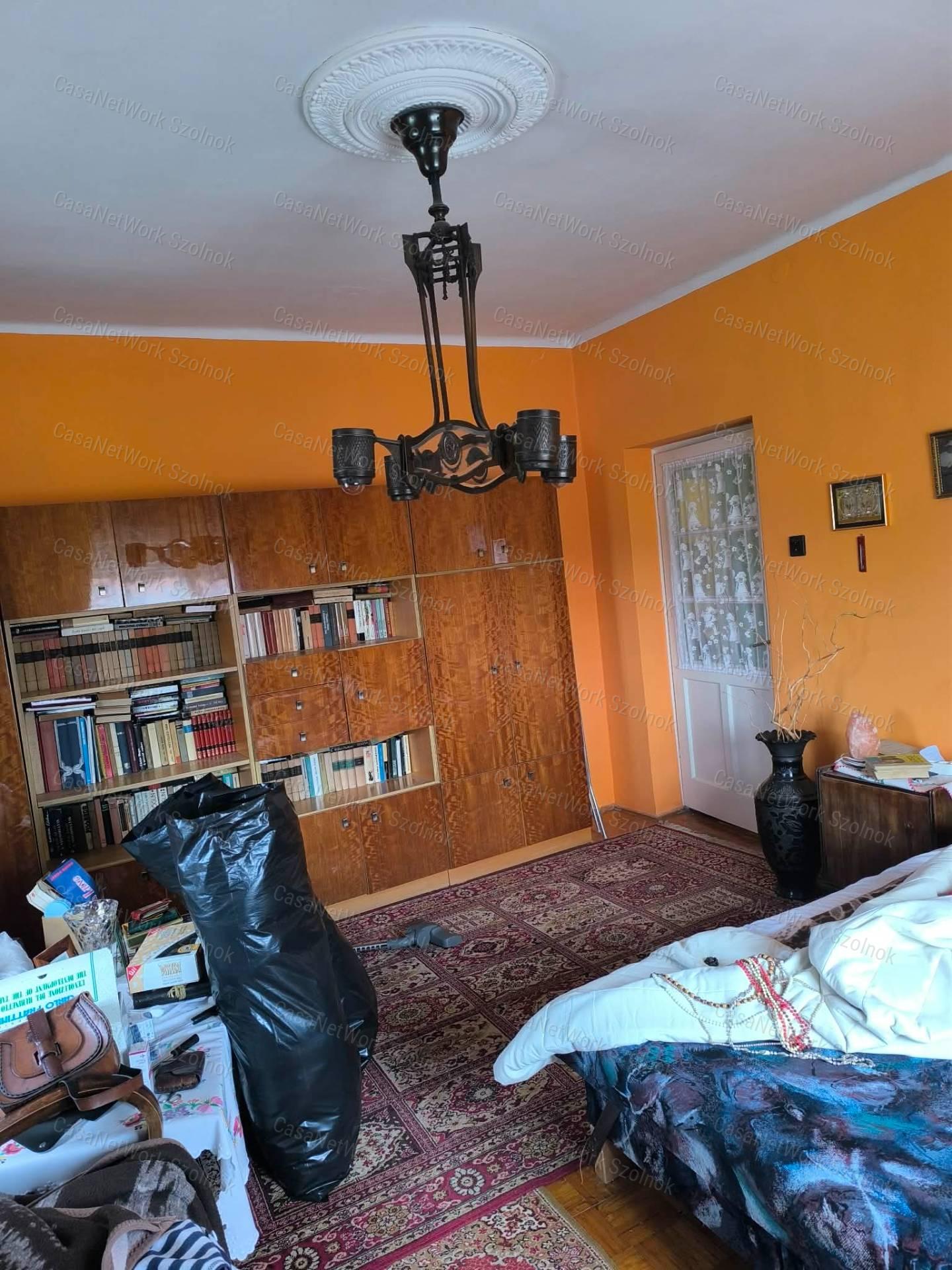 Eladó Tiszaföldvár kedvelt részén egy nagy családi ház kis portával