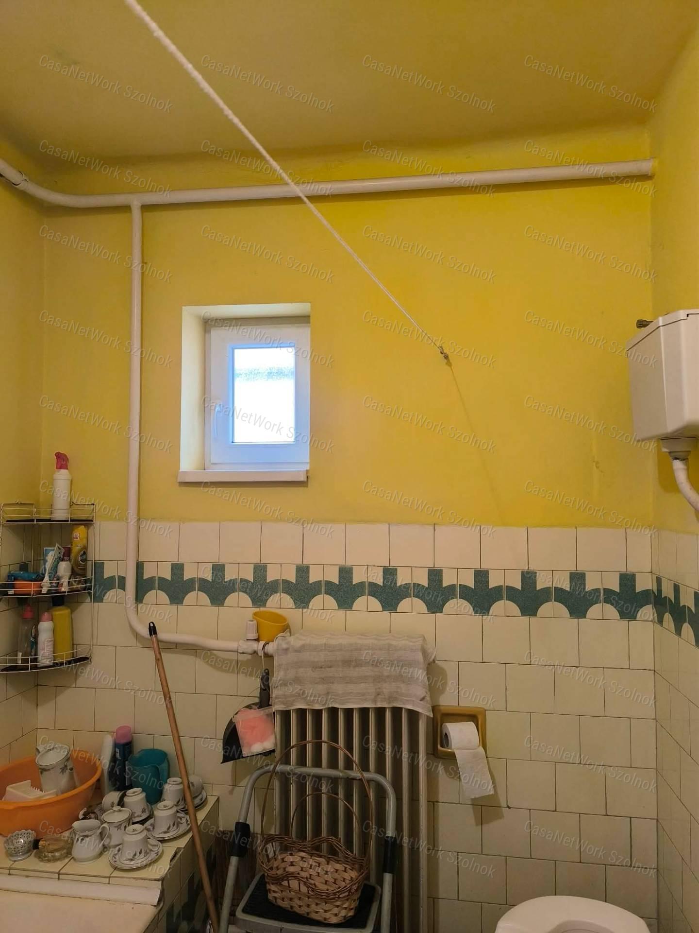 Eladó Tiszaföldvár kedvelt részén egy nagy családi ház kis portával