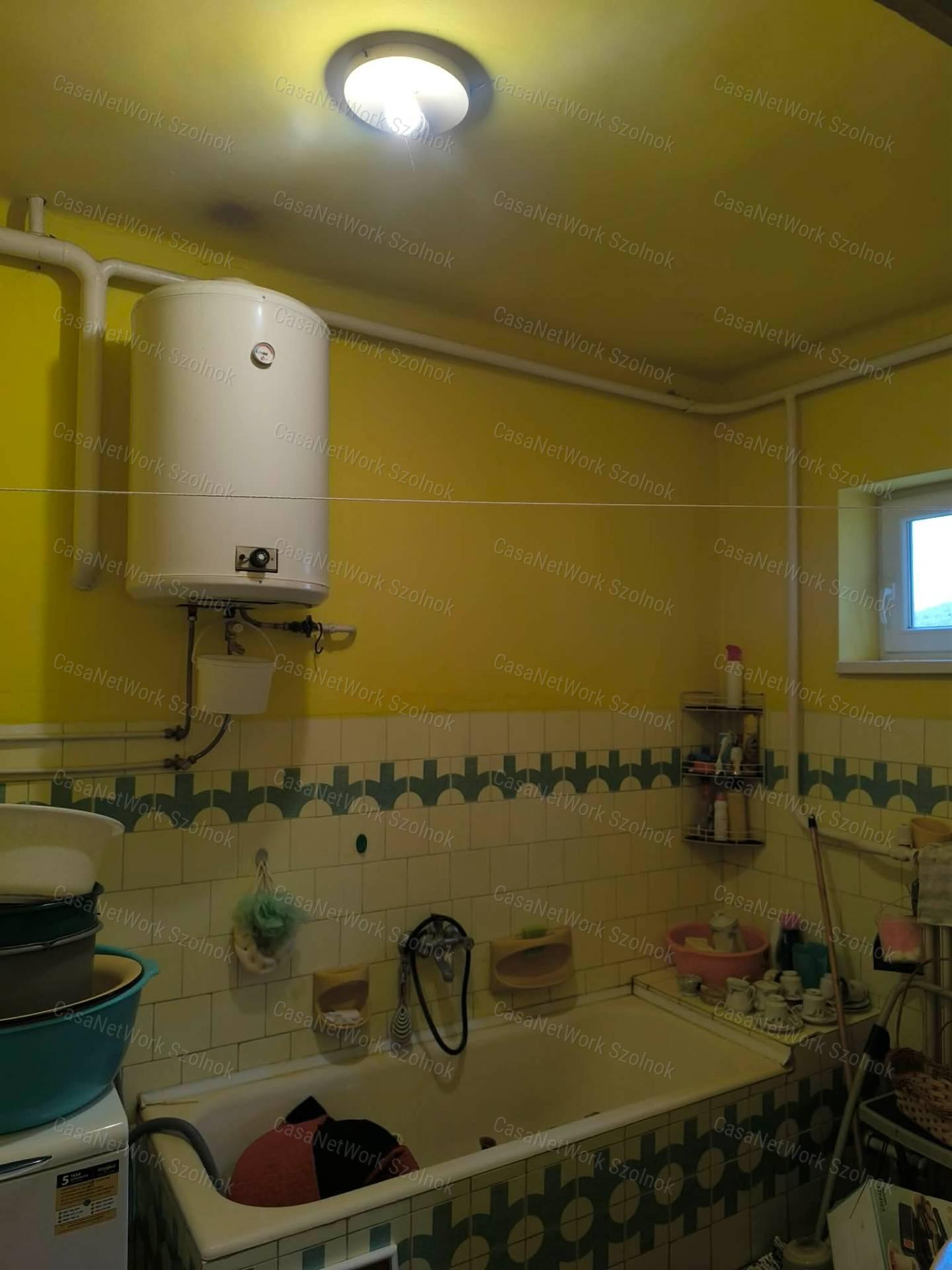 Eladó Tiszaföldvár kedvelt részén egy nagy családi ház kis portával