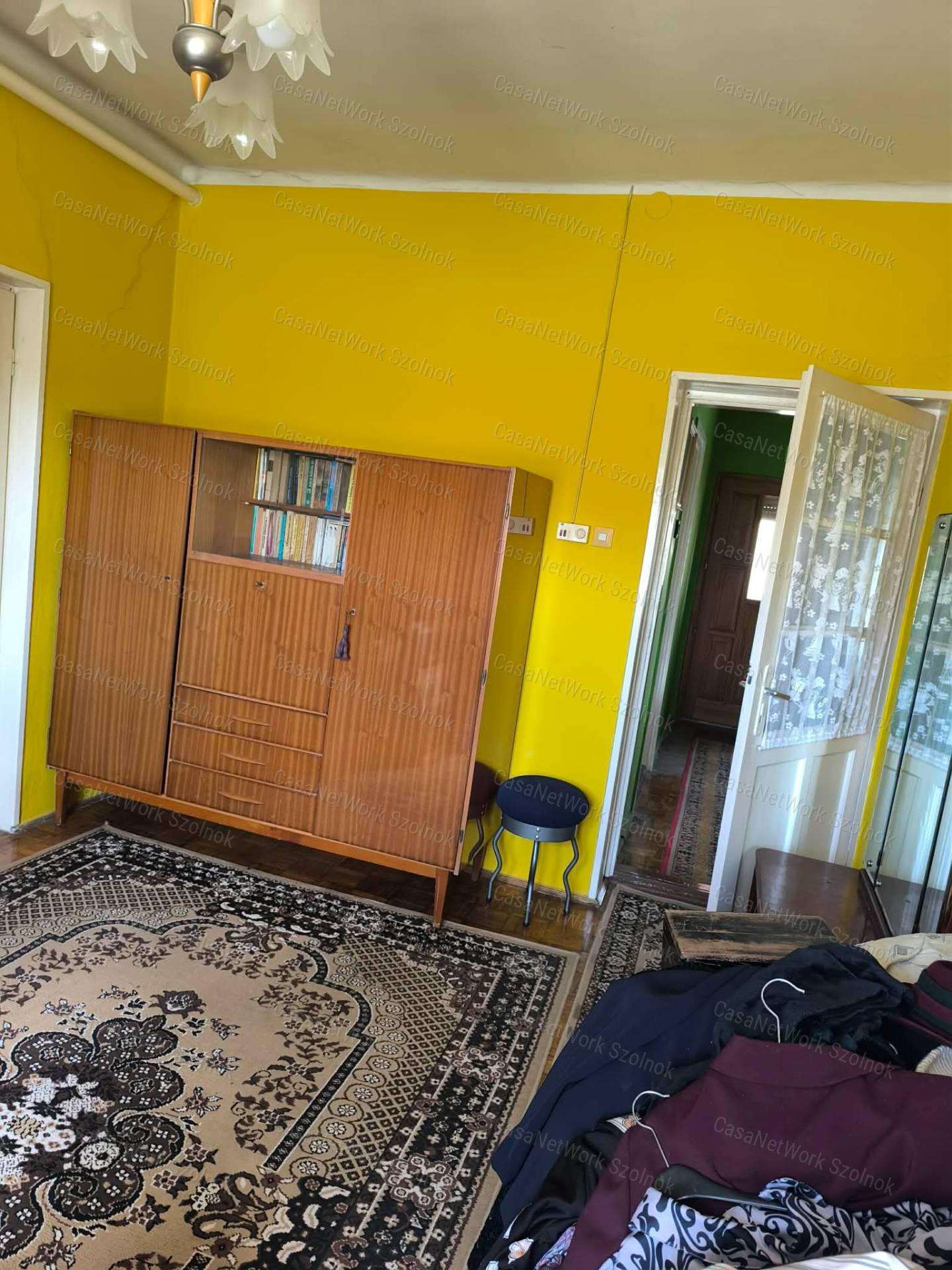 Eladó Tiszaföldvár kedvelt részén egy nagy családi ház kis portával