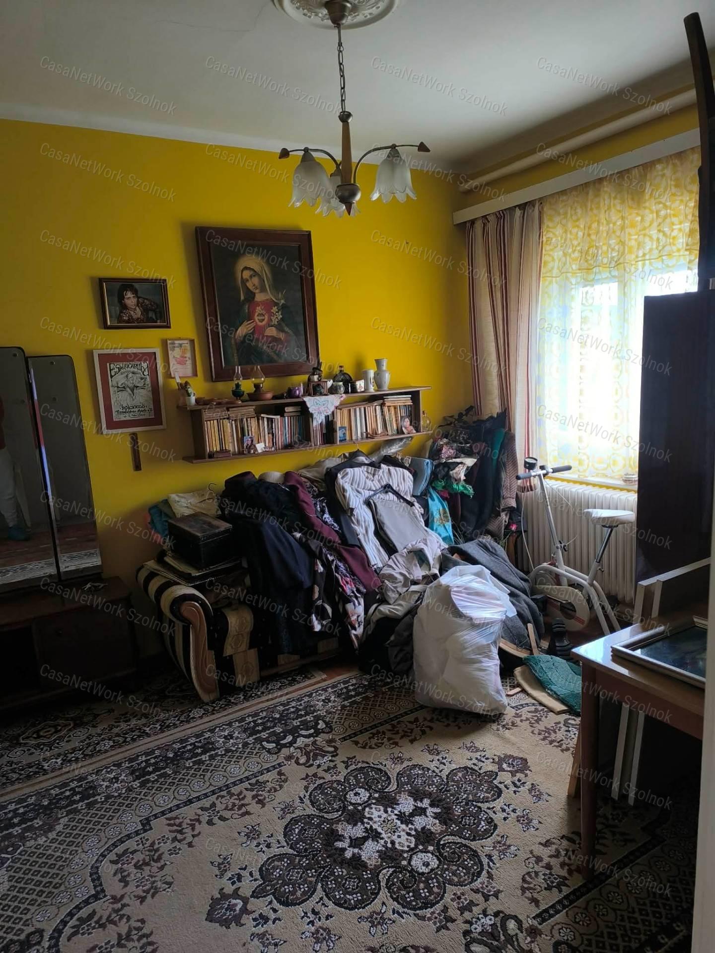 Eladó Tiszaföldvár kedvelt részén egy nagy családi ház kis portával