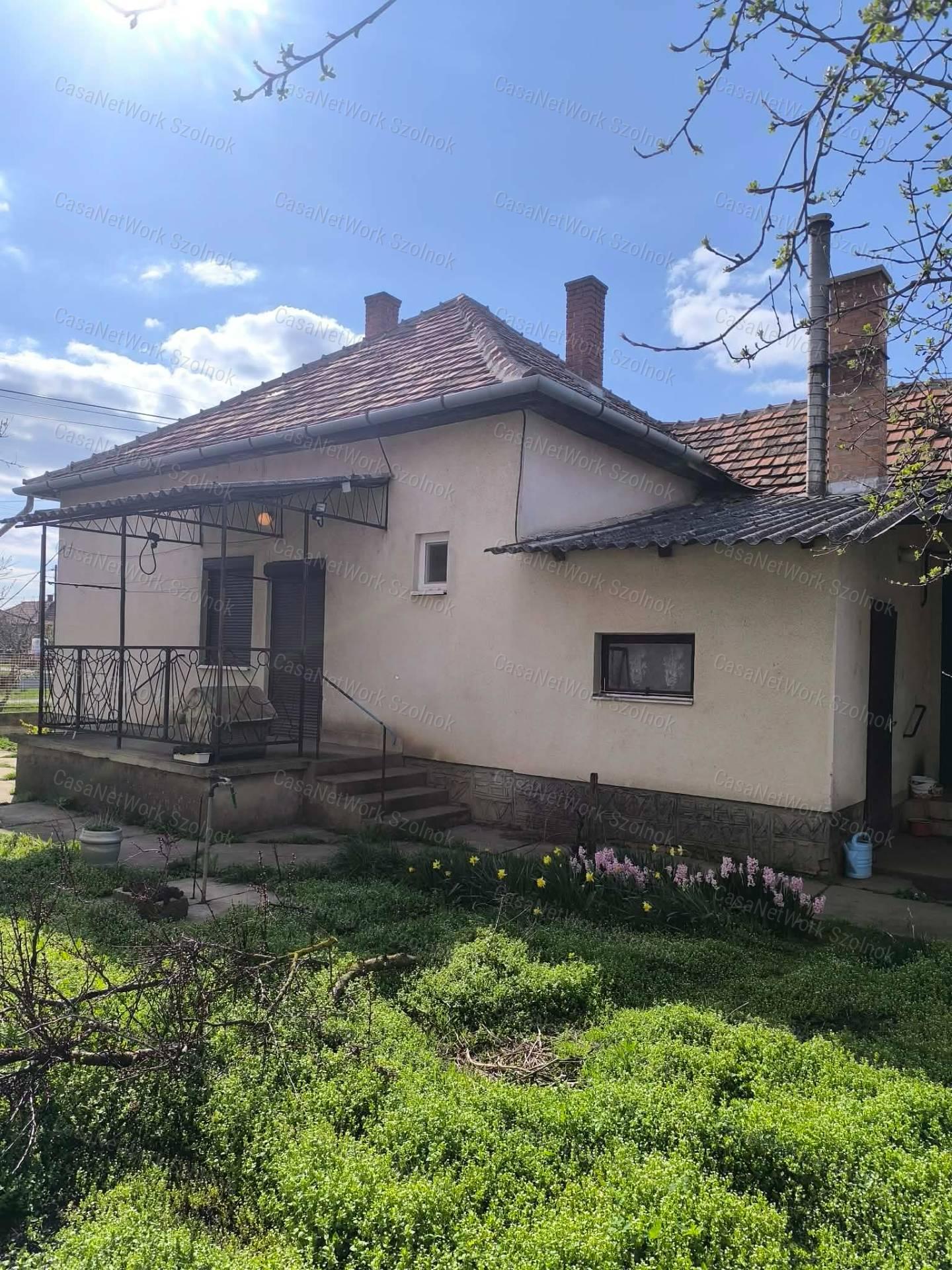 Eladó Tiszaföldvár kedvelt részén egy nagy családi ház kis portával