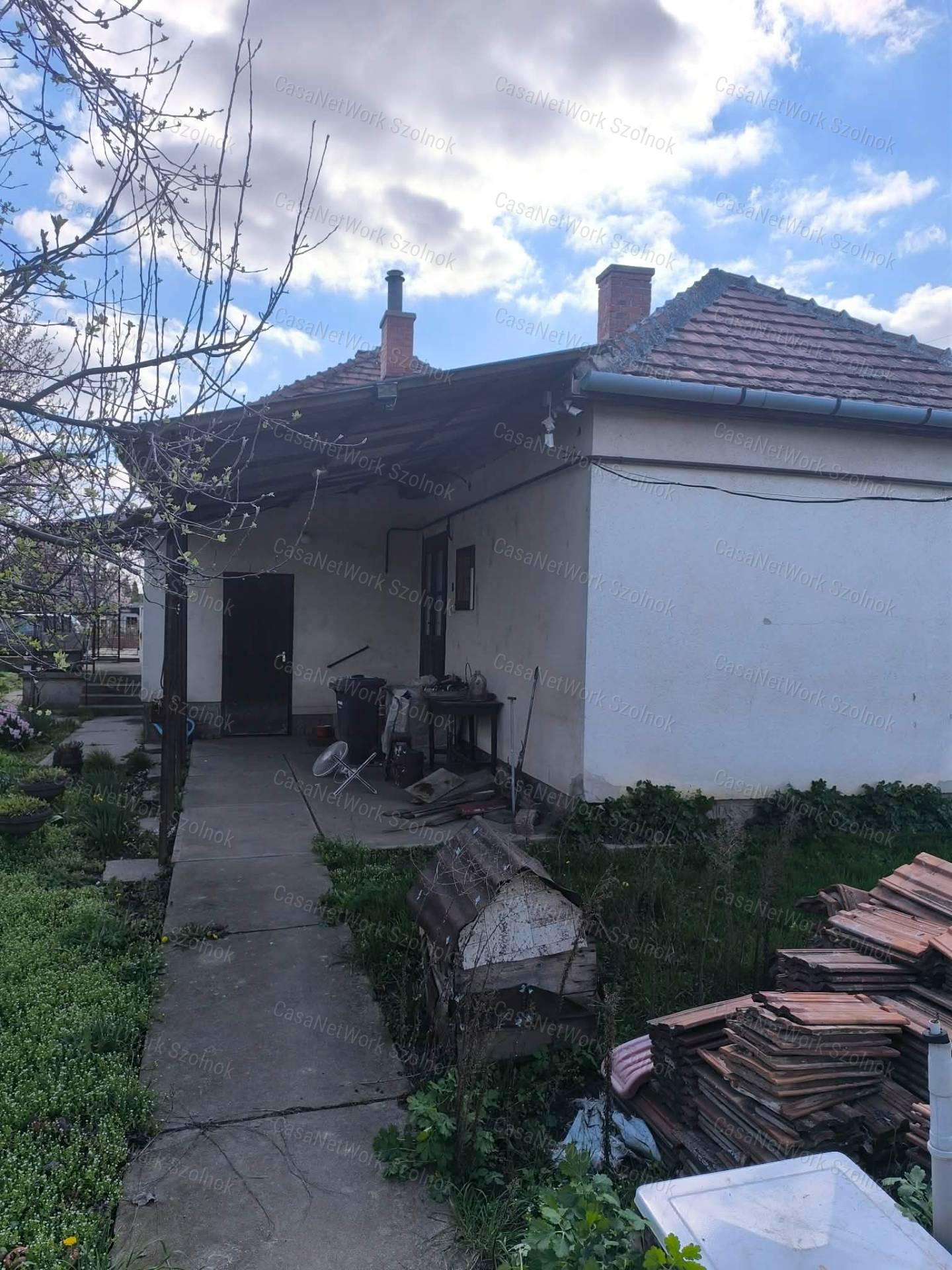 Eladó Tiszaföldvár kedvelt részén egy nagy családi ház kis portával