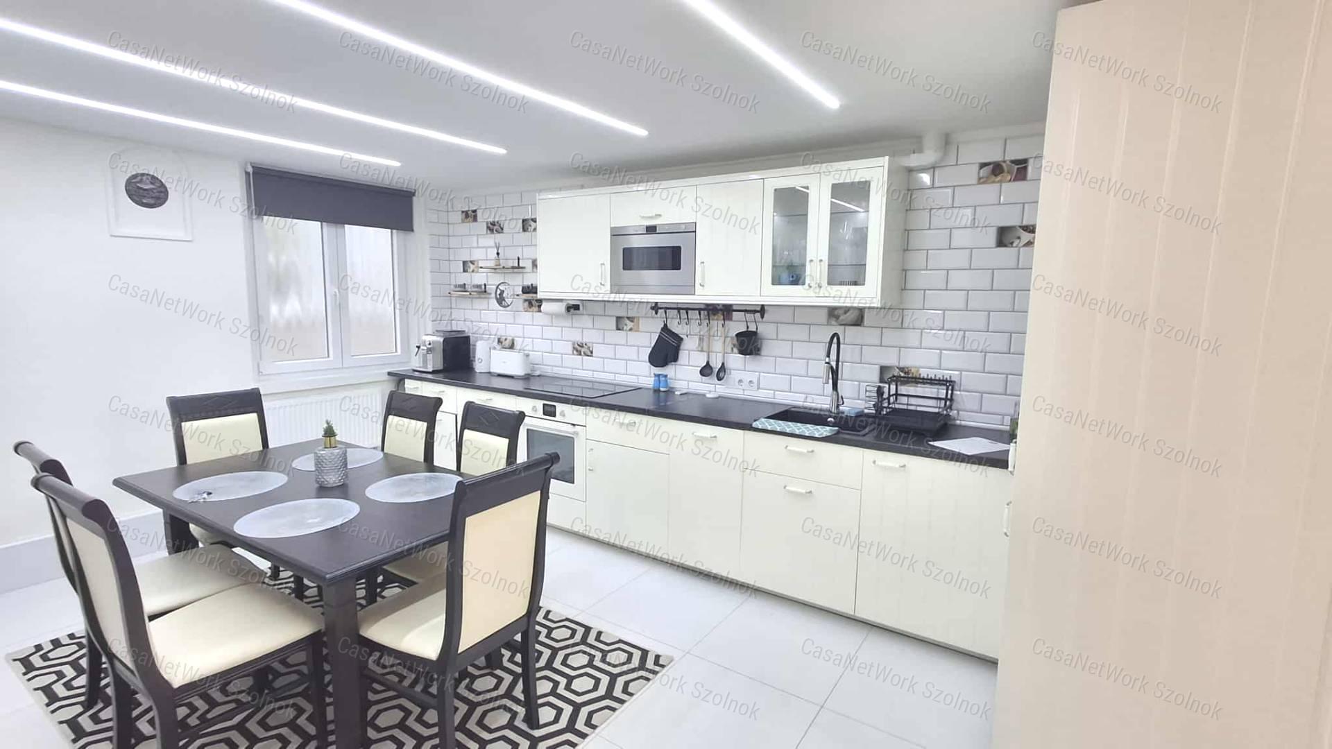 Szolnok belvárosában két szobás luxus lakás igényes bérlőnek kiadó