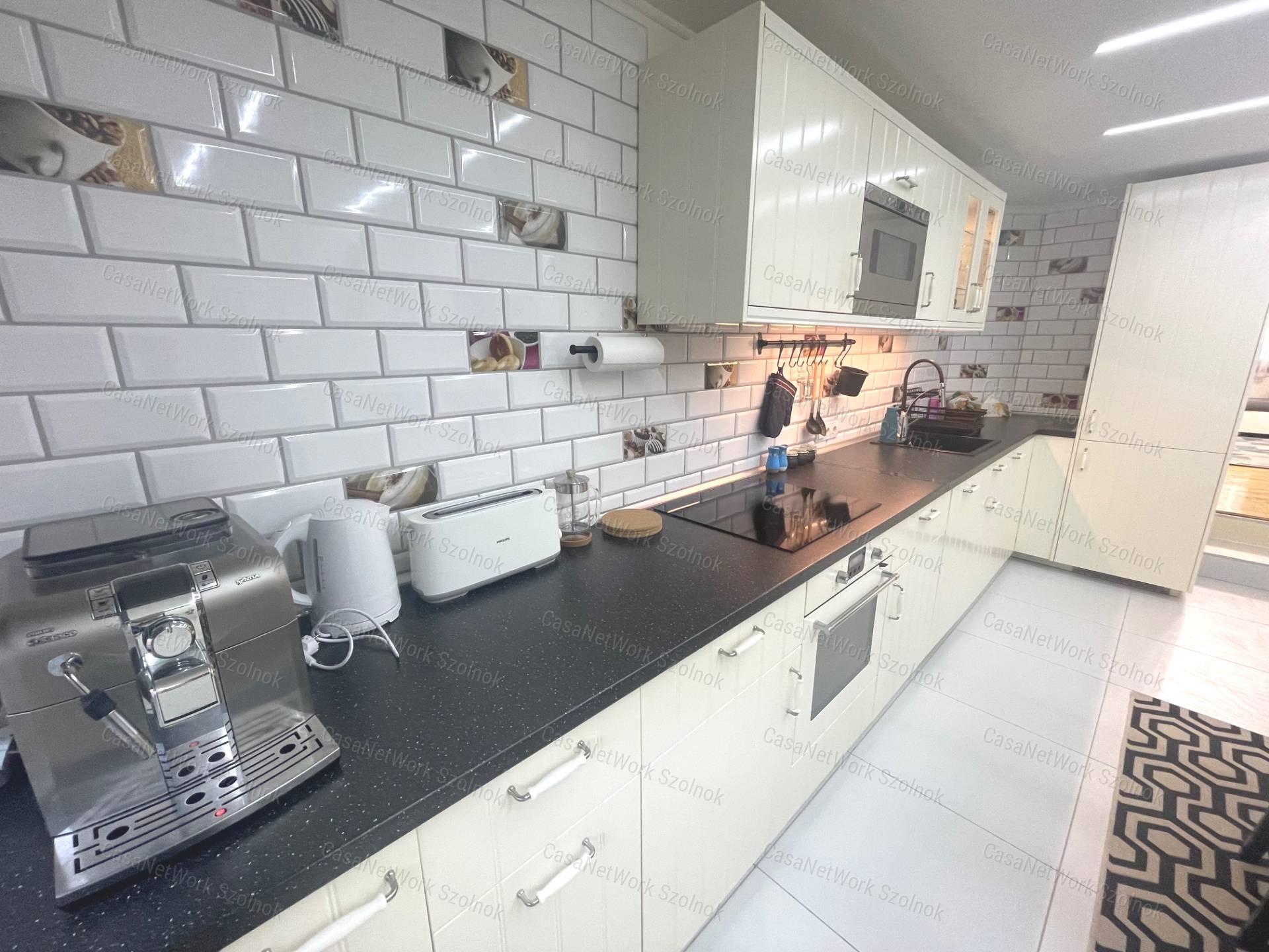 Szolnok belvárosában két szobás luxus lakás igényes bérlőnek kiadó