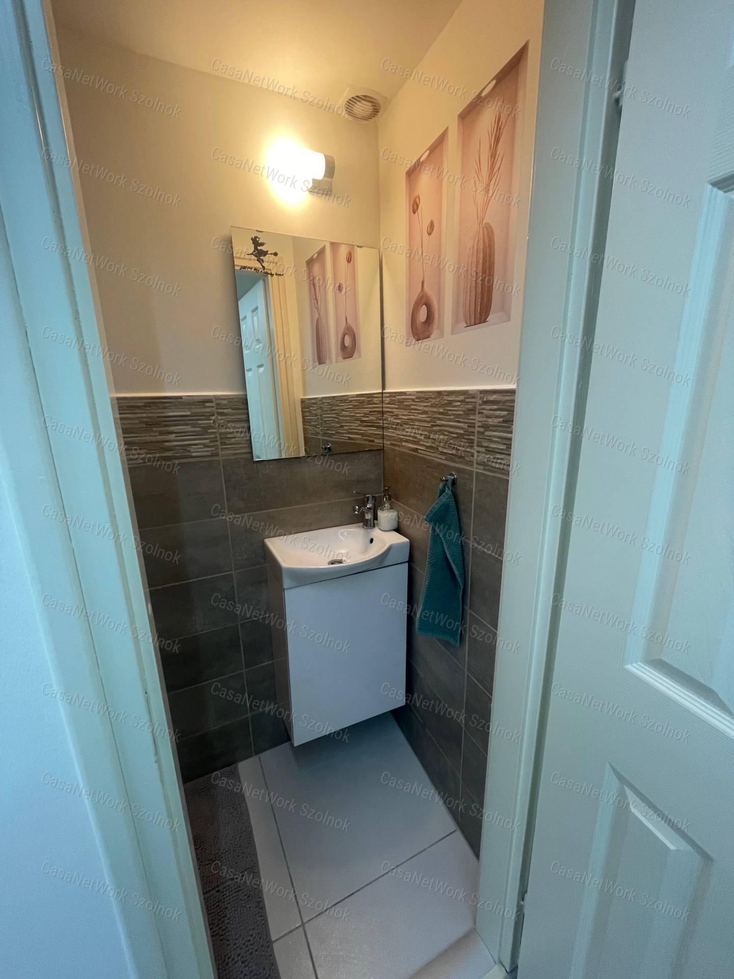 Szolnok belvárosában két szobás luxus lakás igényes bérlőnek kiadó