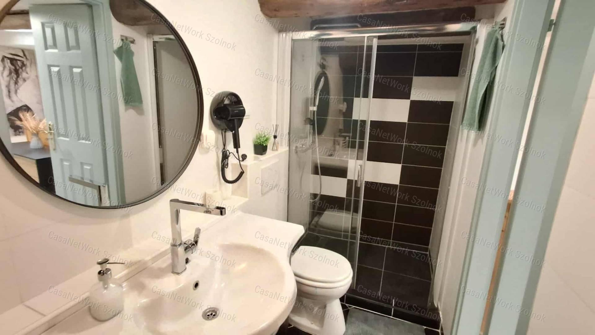 Szolnok belvárosában két szobás luxus lakás igényes bérlőnek kiadó