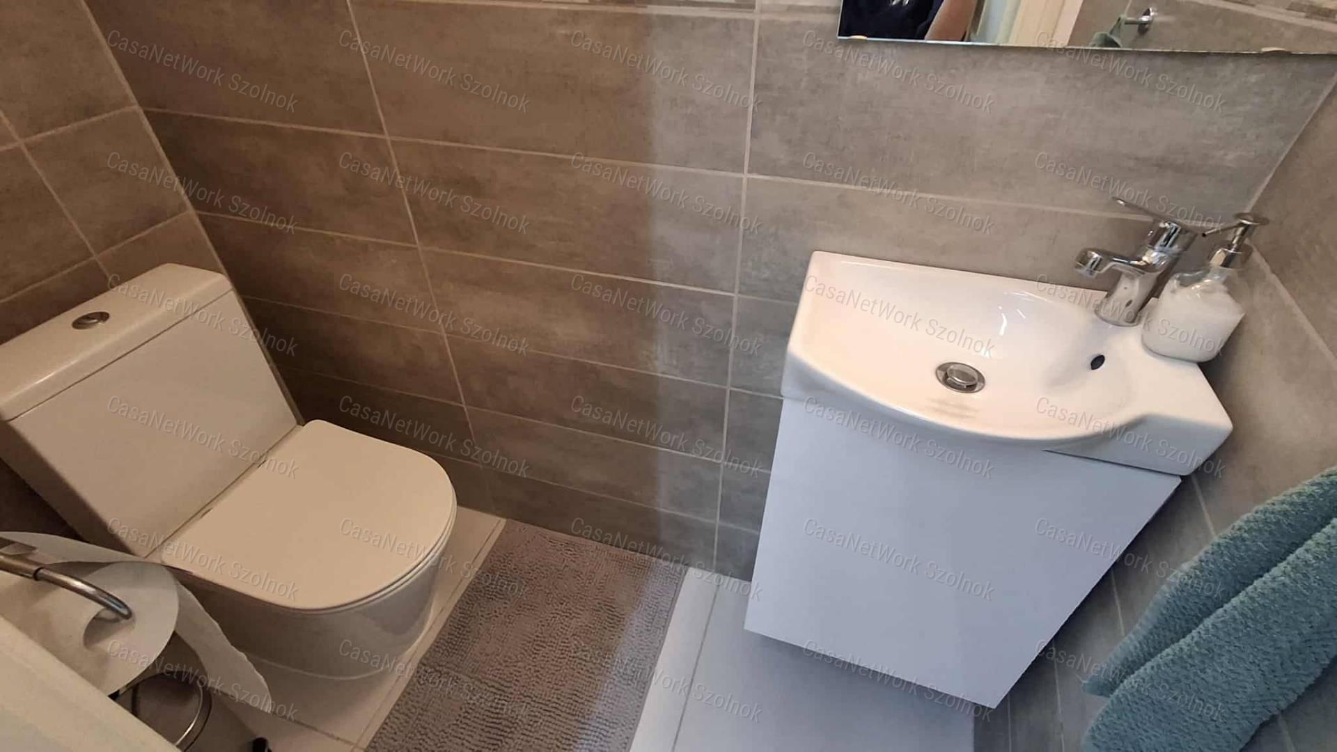 Szolnok belvárosában két szobás luxus lakás igényes bérlőnek kiadó