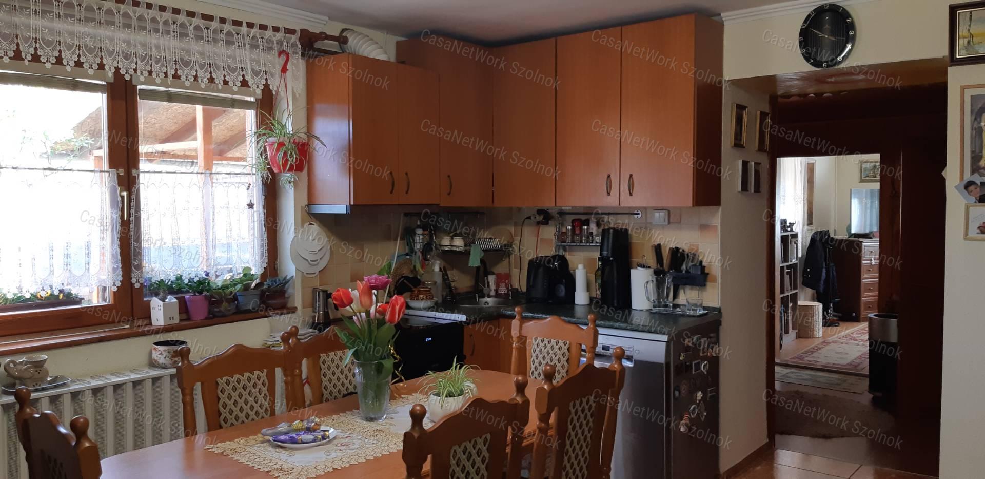 Szolnok-Szandaszőlős kertes családi ház eladó!