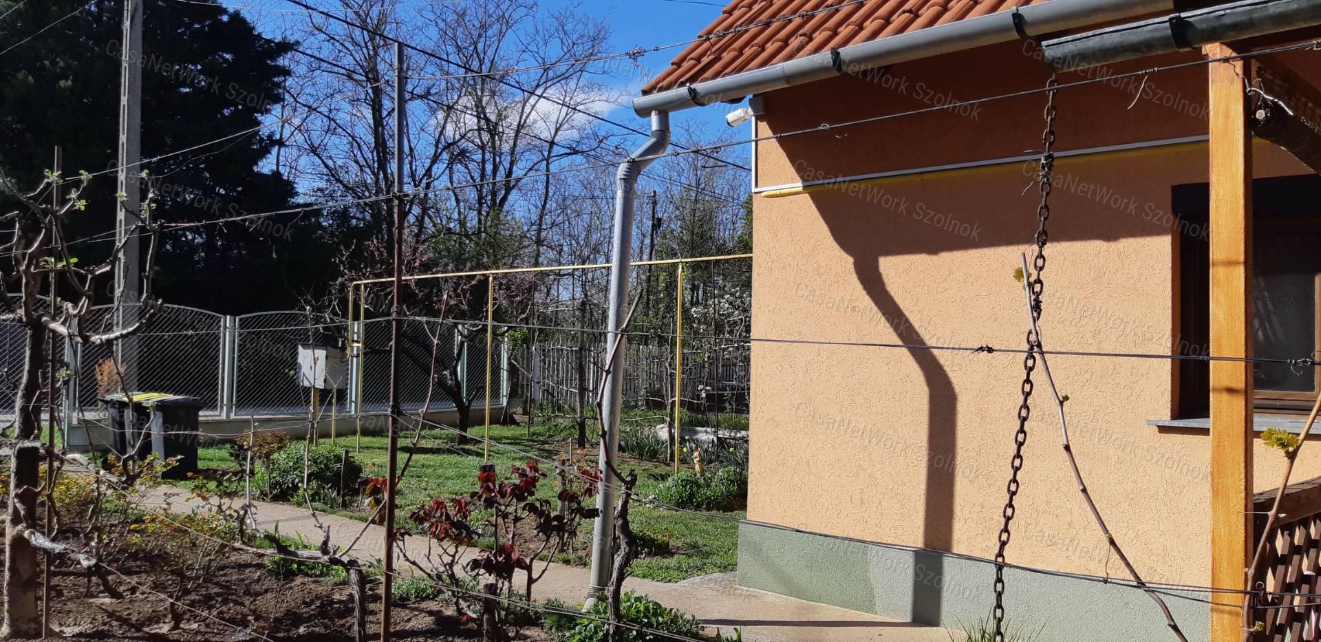 Szolnok-Szandaszőlős kertes családi ház eladó!
