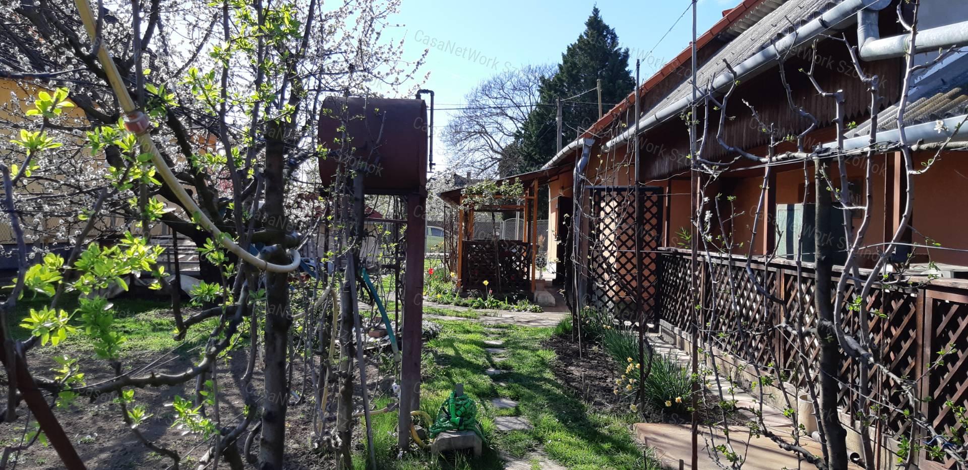 Szolnok-Szandaszőlős kertes családi ház eladó!