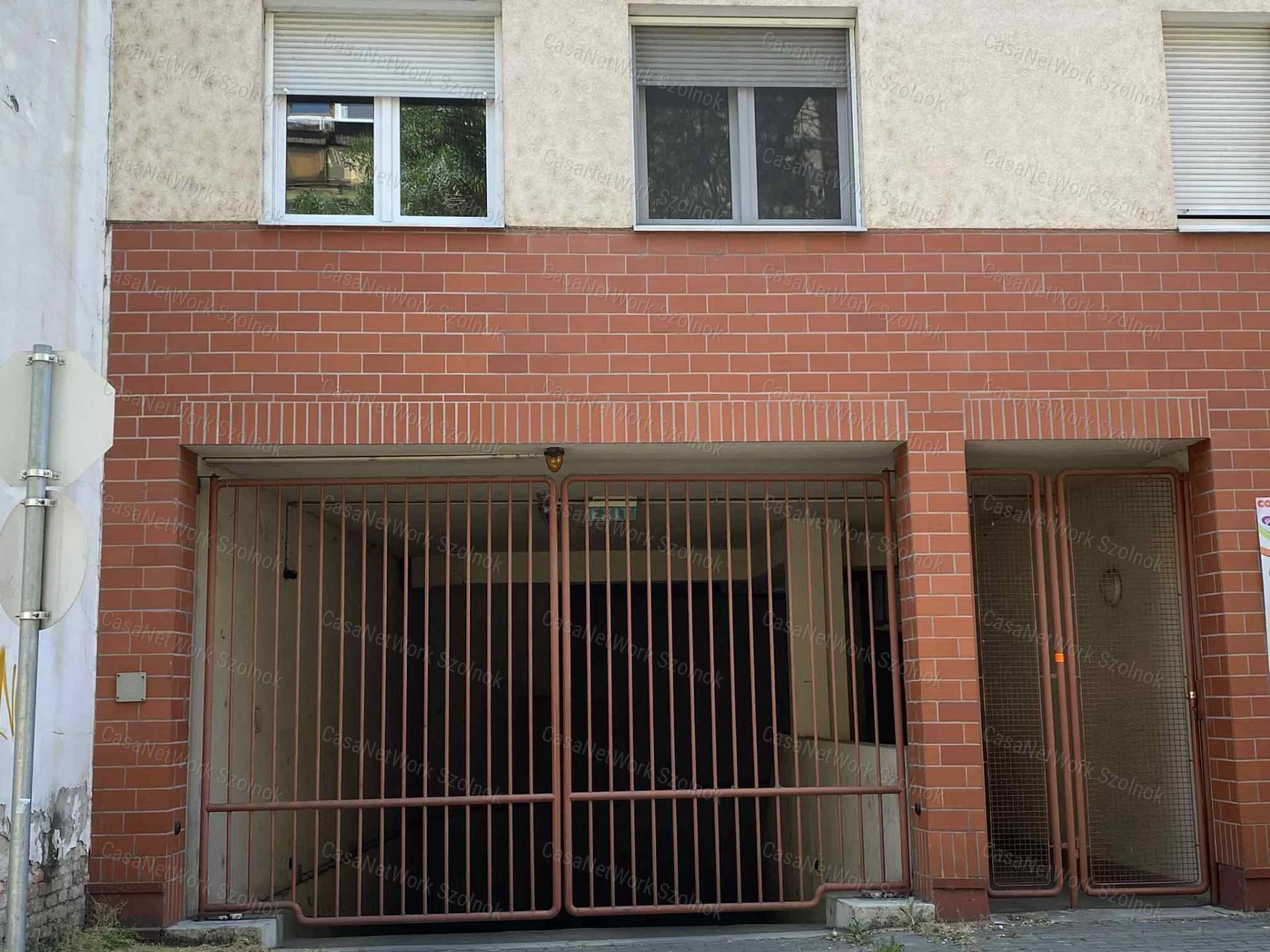 Szolnokon a Tófenék úton garázs kiadó!