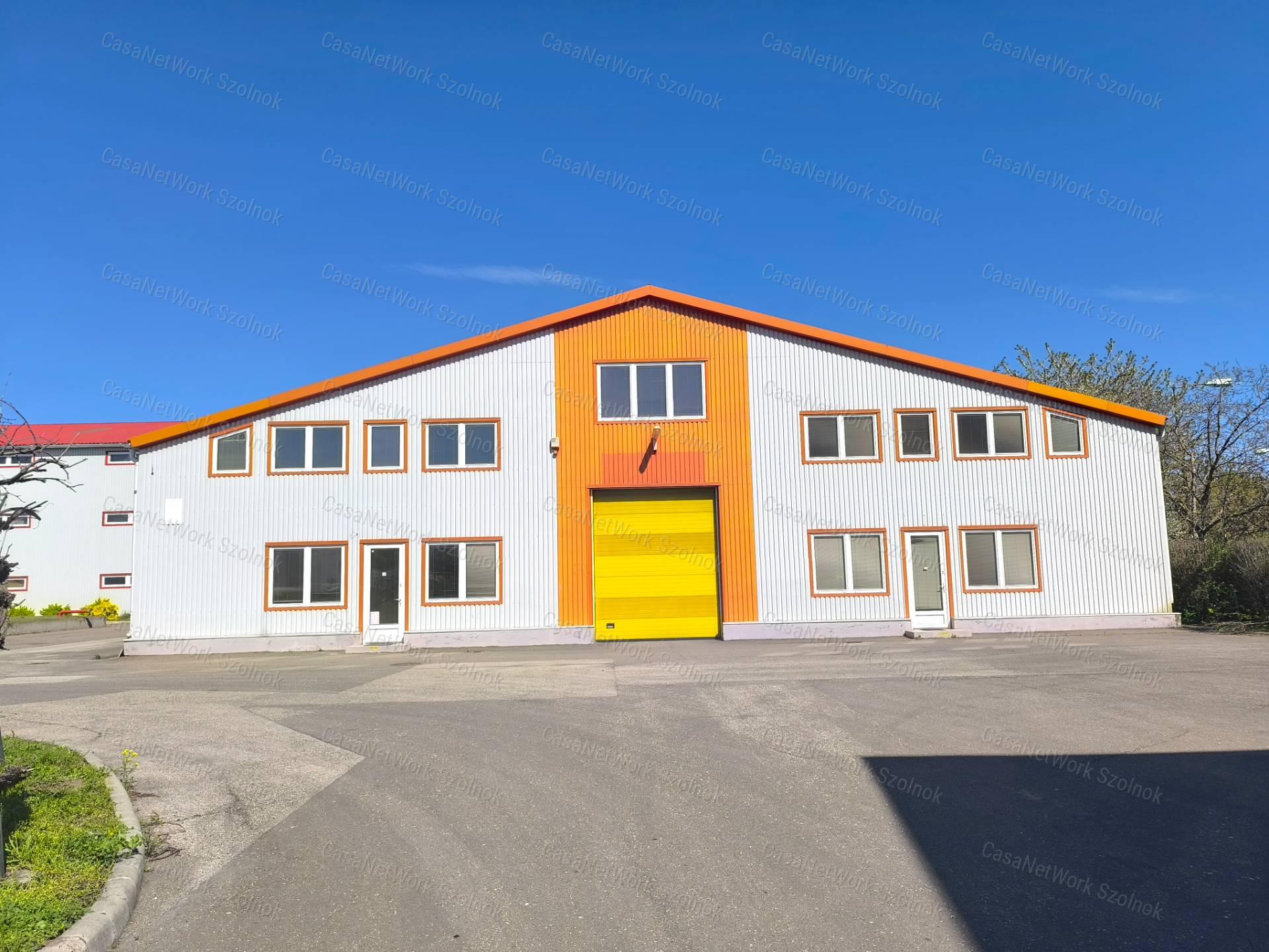 Szolnok belterületén 1501 m2-es csarnok raktár kiadó!
