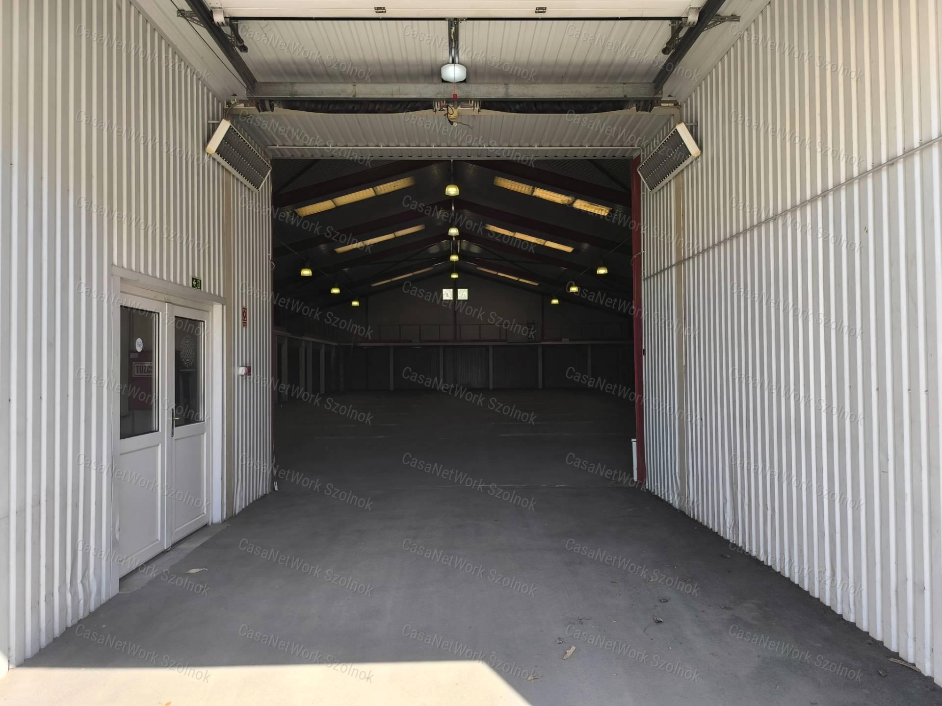 Szolnok belterületén 1501 m2-es csarnok raktár kiadó!