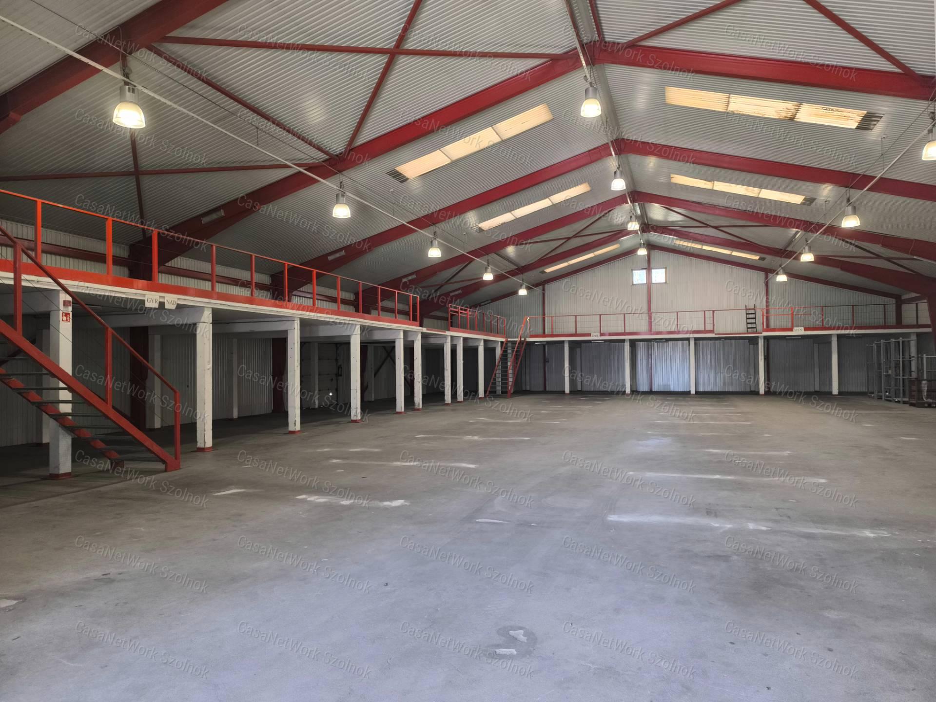 Szolnok belterületén 1501 m2-es csarnok raktár kiadó!