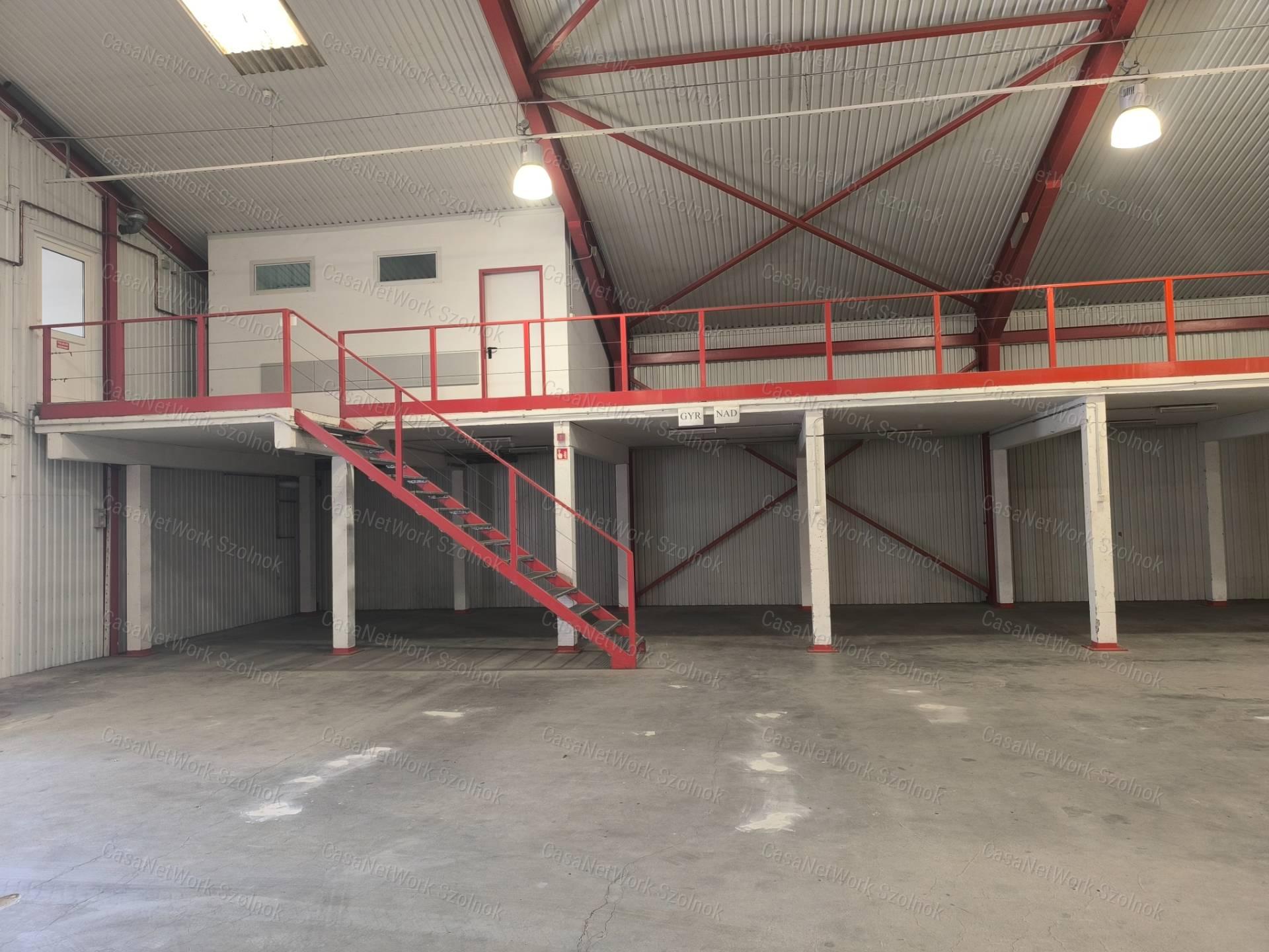 Szolnok belterületén 1501 m2-es csarnok raktár kiadó!